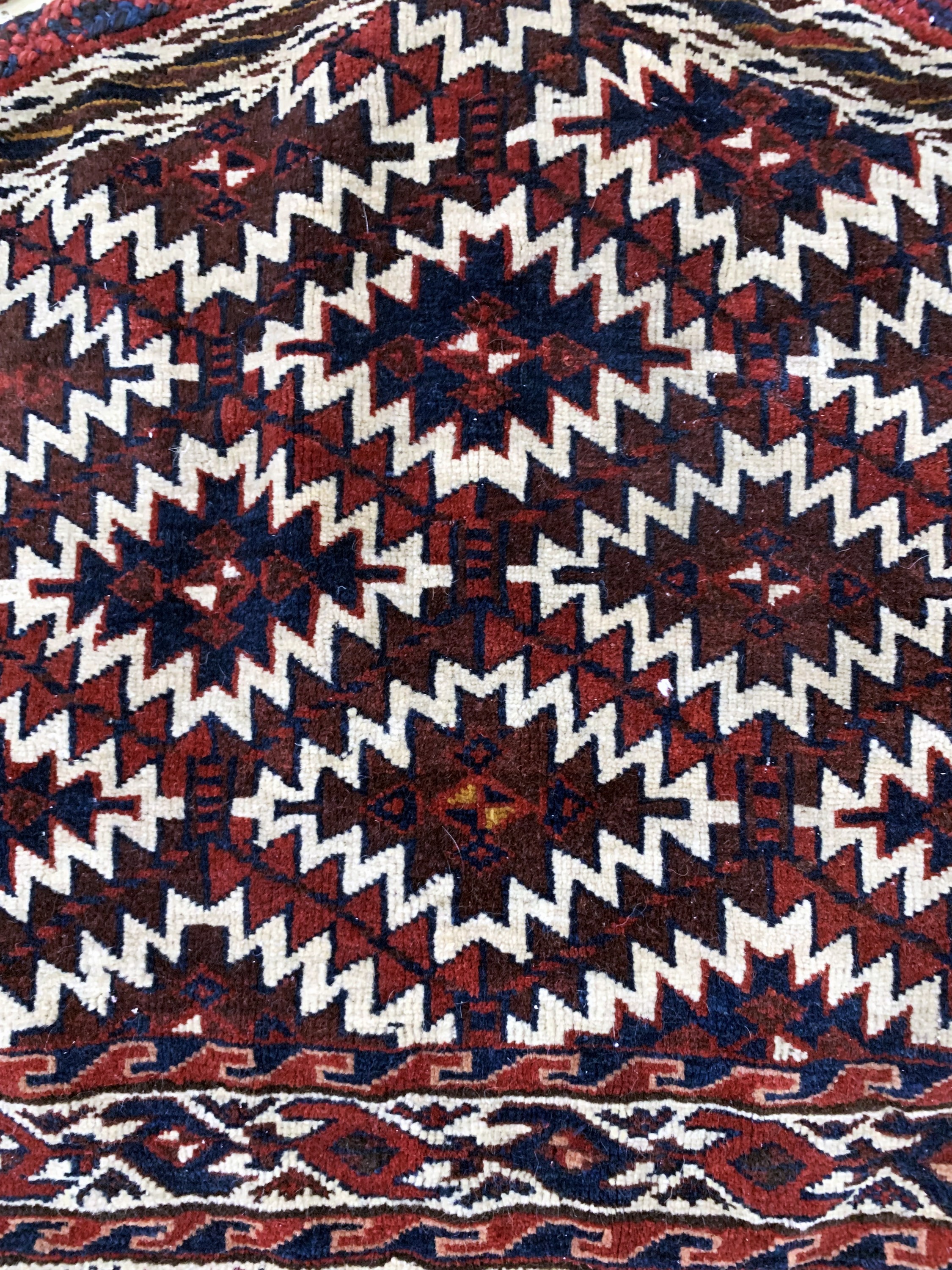 Detail b: Yomud"Asmalyk"antik, Turkmenistan, um 1900,Wolle auf Wolle, ca. 105 x 75 cm, EHZ: 2-3