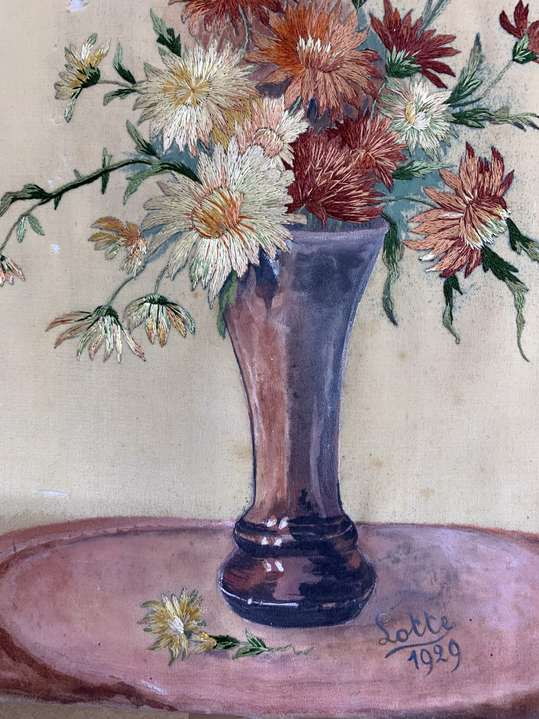 Detail b: Seidenstickerei, Europa, signiert"Lotte", datiert 1929 -, Stickerei & malerei auf Stoff , ca. 30 x 21 cm, EHZ: 2(kleine beschädigungen ab ...