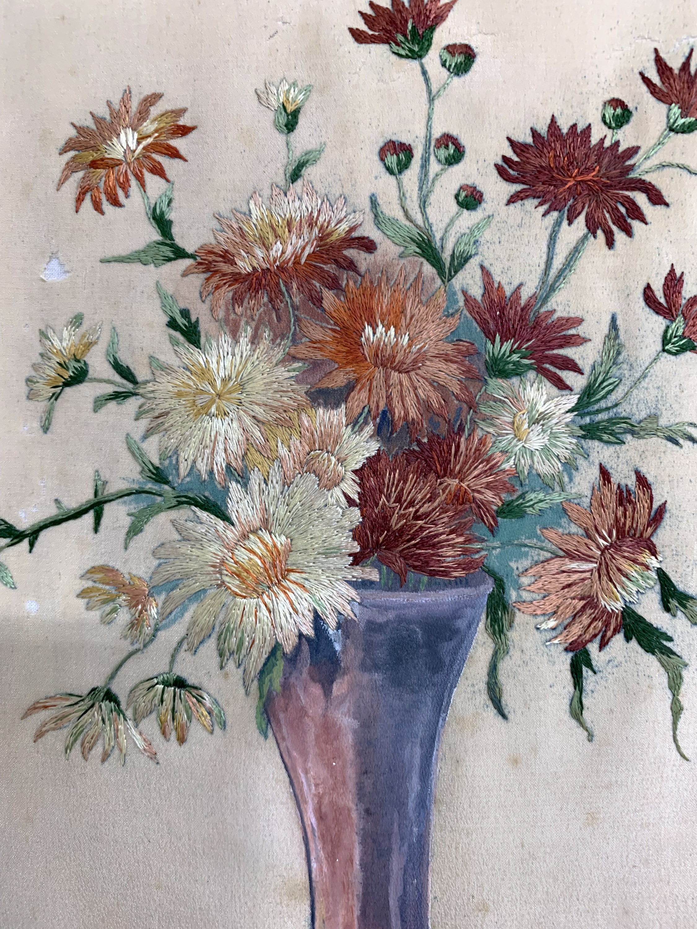 Detail c: Seidenstickerei, Europa, signiert"Lotte", datiert 1929 -, Stickerei & malerei auf Stoff , ca. 30 x 21 cm, EHZ: 2(kleine beschädigungen ab ...