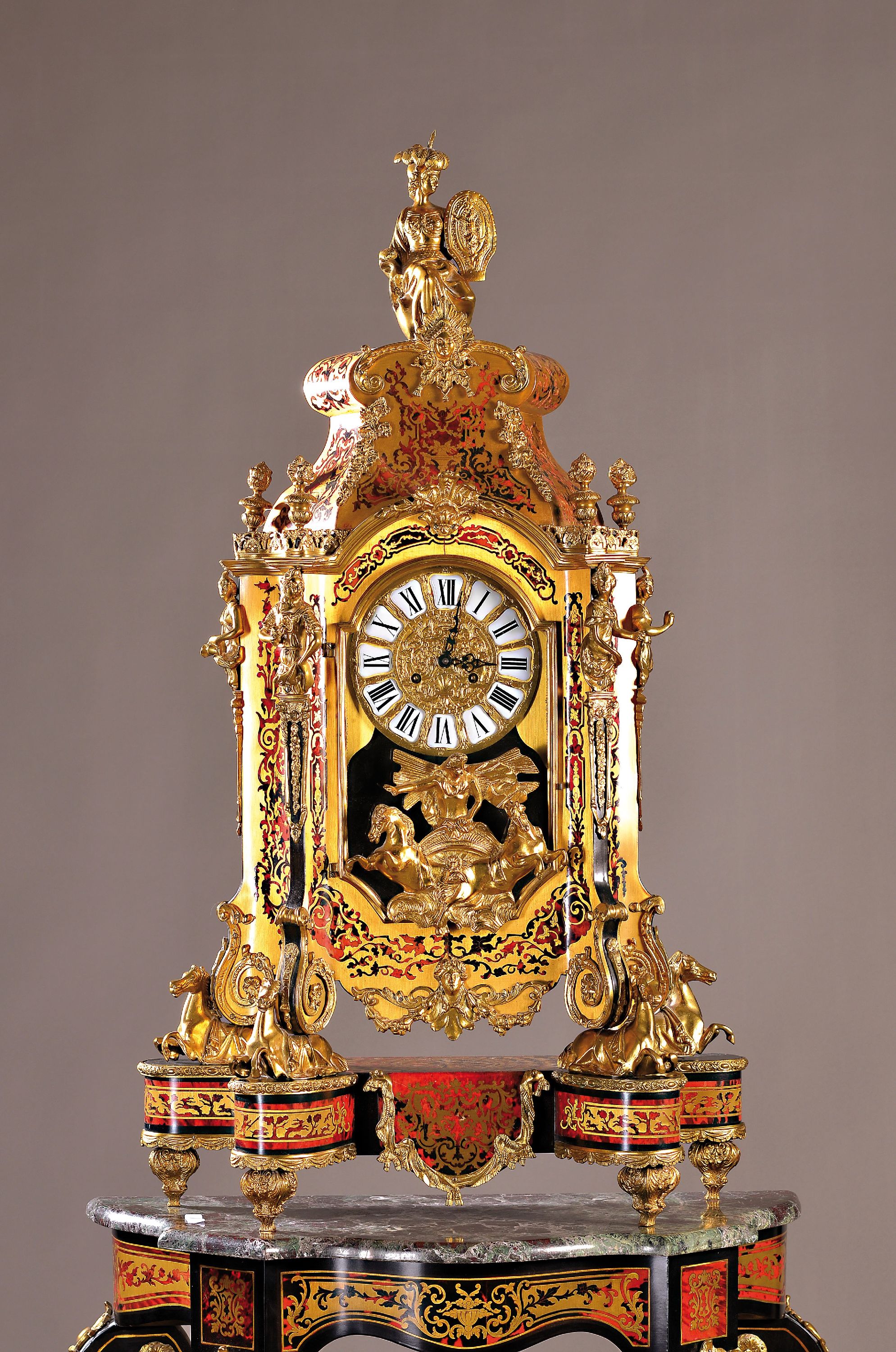 Detail a: Große Prunkpendule "sur socle", Uhrenmanufaktur Franz Hermle, Reichenbach, um 1980, im Stil Louis XV., auf hohem Konsoltisch mit Marmor, ...