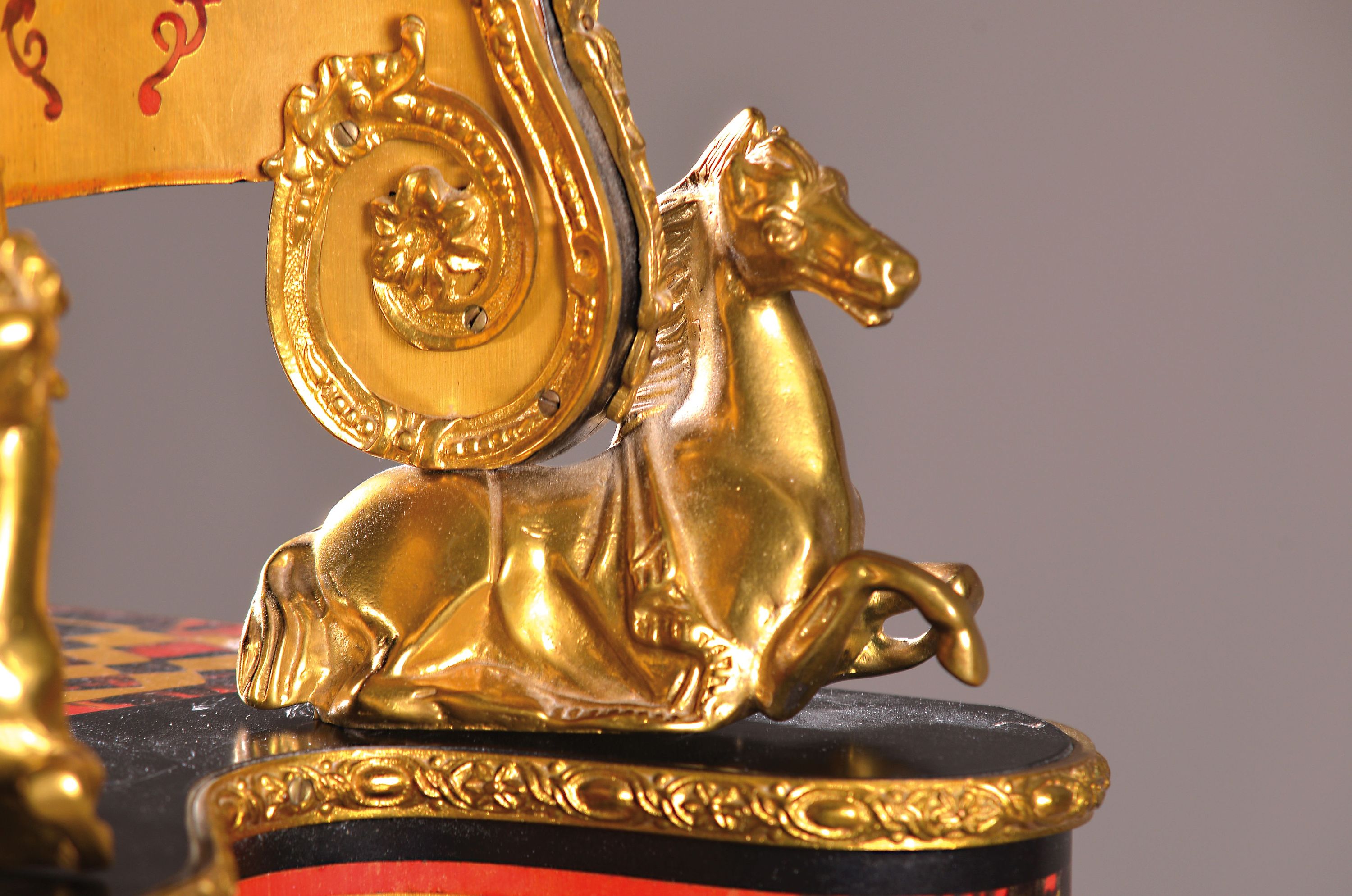 Detail b: Große Prunkpendule "sur socle", Uhrenmanufaktur Franz Hermle, Reichenbach, um 1980, im Stil Louis XV., auf hohem Konsoltisch mit Marmor, ...