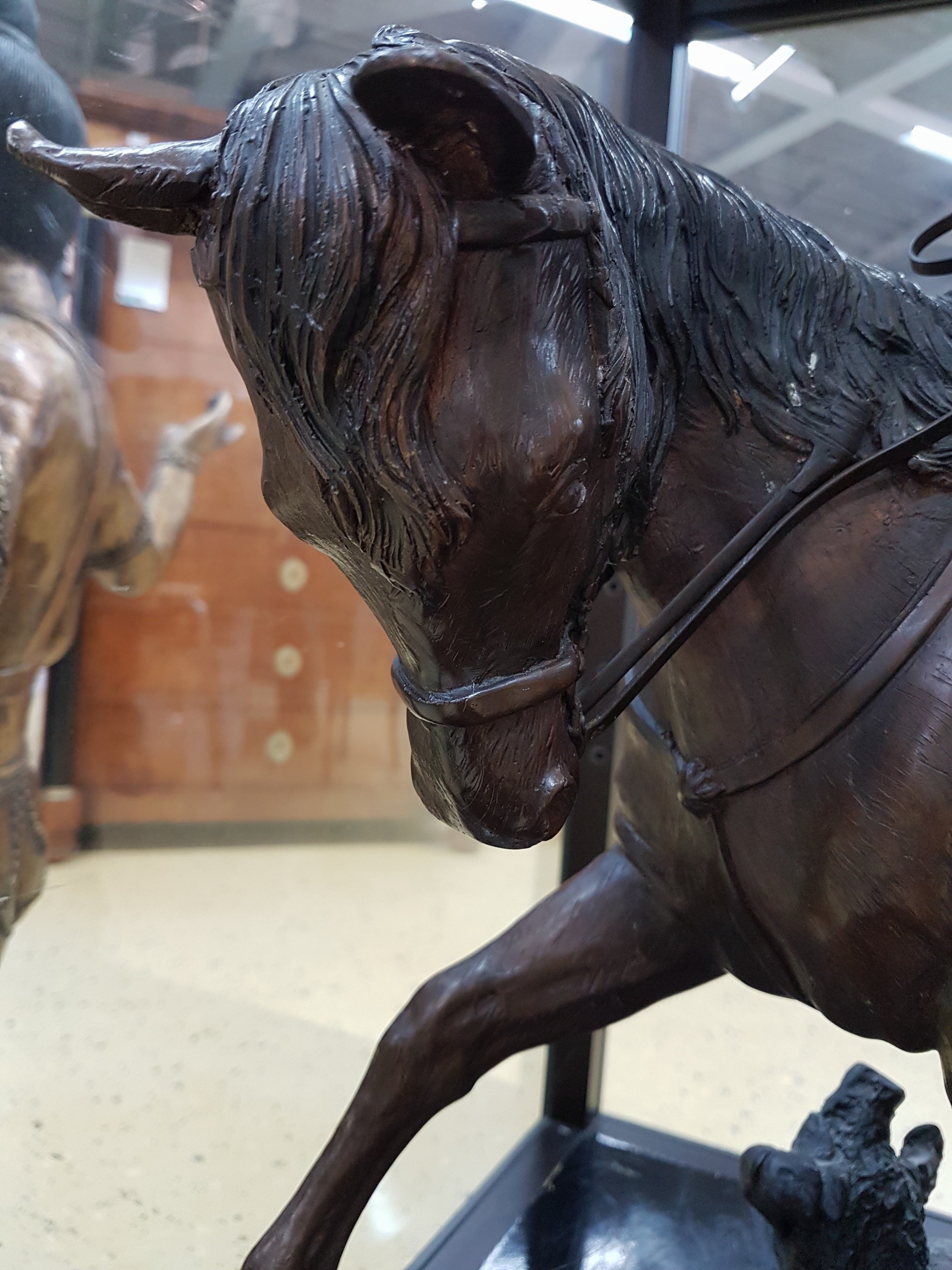 Detail b: Große Bronzefigur, 2. Hälfte 20. Jh., Postillon zu Pferd, am Sockel signiert, ca. 60 x 58 x 21 cm