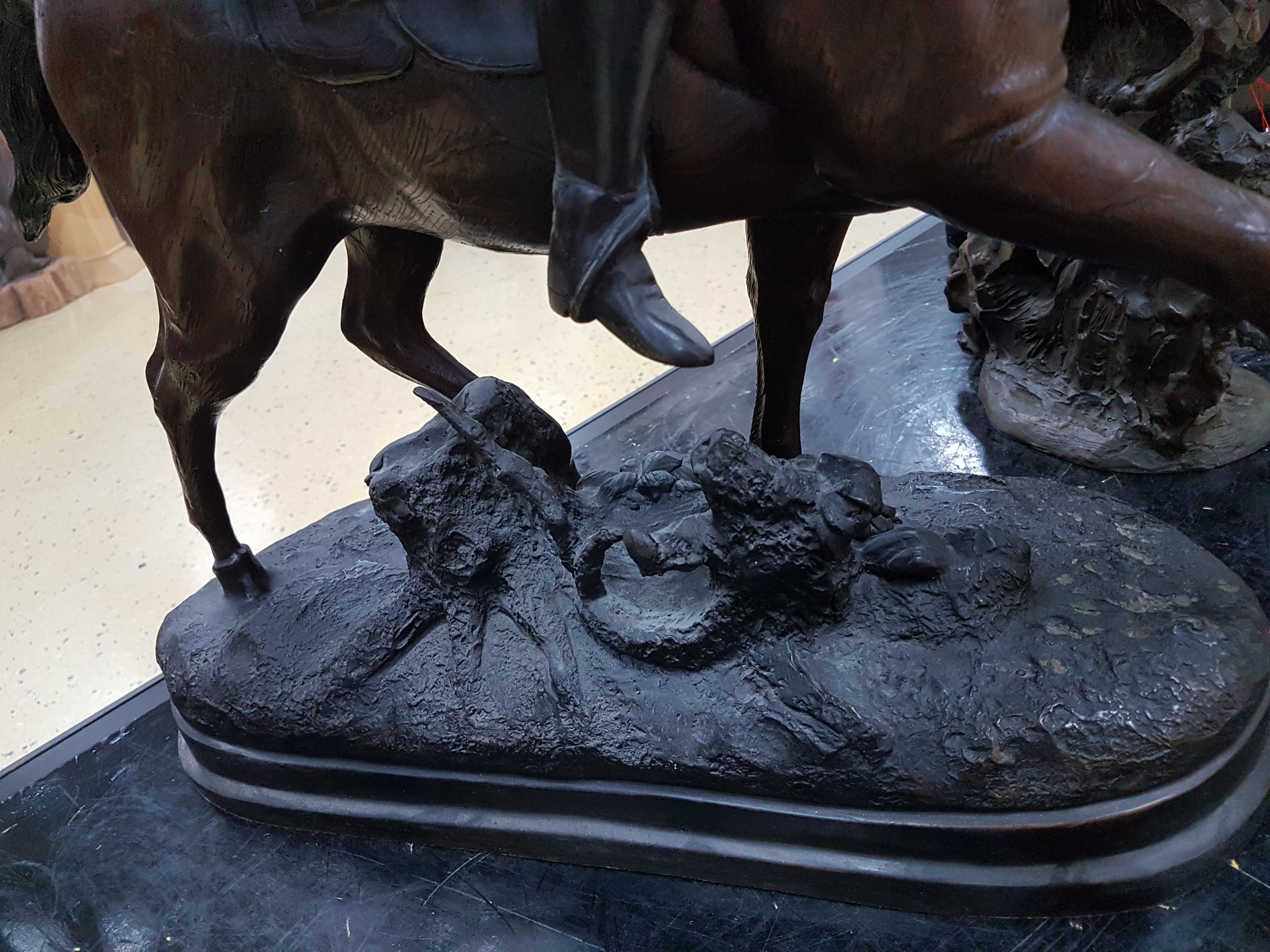Detail d: Große Bronzefigur, 2. Hälfte 20. Jh., Postillon zu Pferd, am Sockel signiert, ca. 60 x 58 x 21 cm