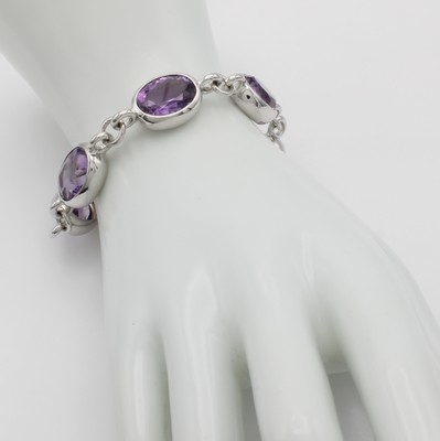 26933755a - Armband mit Amethysten, 925er Silber, 6 oval facett. Amethyste, Karabinerschl., L. ca. ...