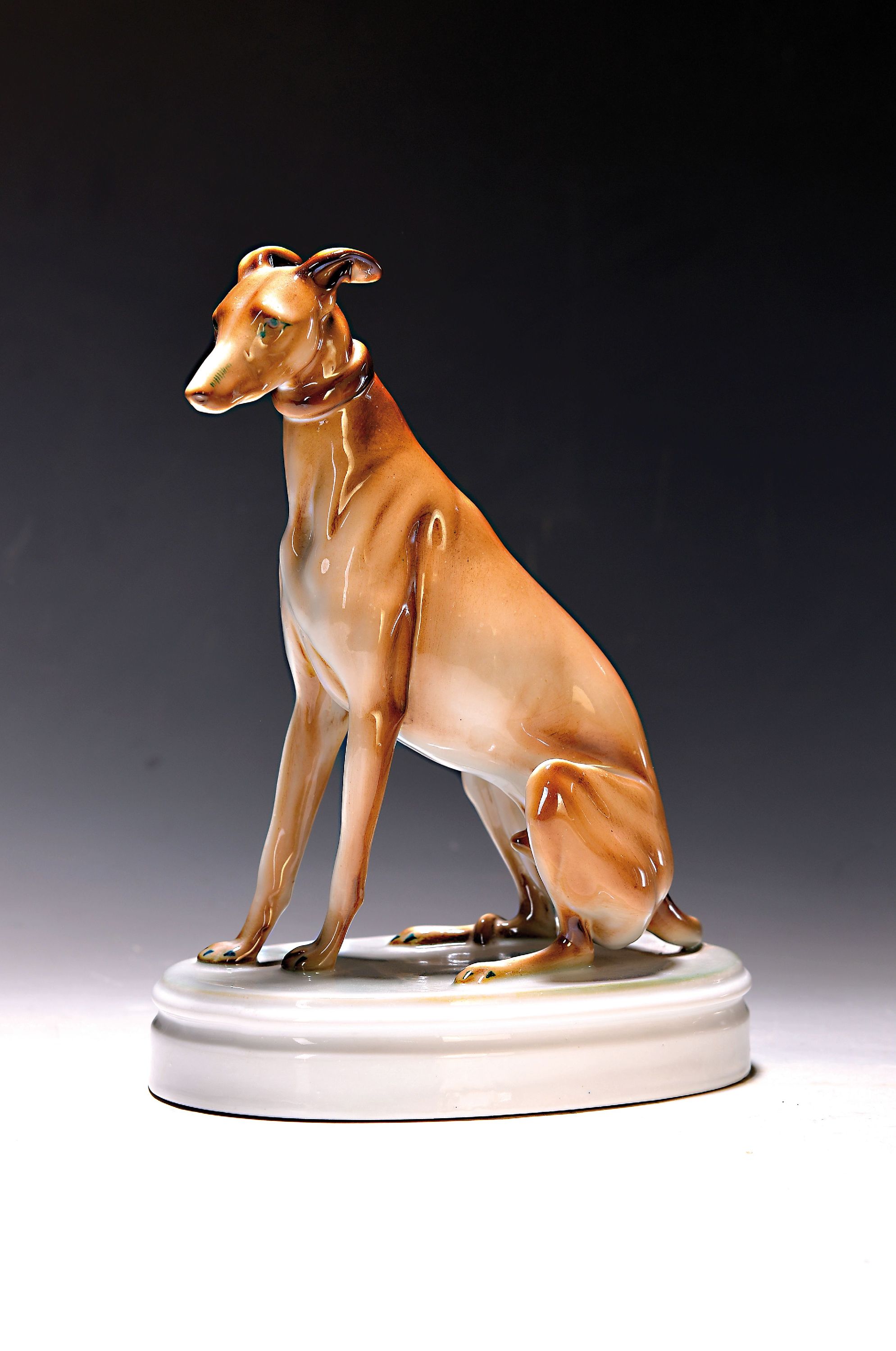 Windhund und drei Väschen, Zsolnay, 20. Jh.,sitzender Hund auf ovalem Sockel, bemalt, H. ca. 26.5 cm, drei Väschen mit Blümchendekor, gedruckt, ...