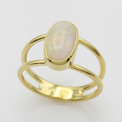 26933829a - Ring mit Opal, GG 585/000, ovaler Opalcabo- chon ca. 1.55 ct, geteilte Ringschiene, RW ...