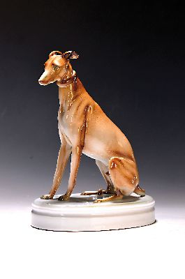 Image Windhund und drei Väschen, Zsolnay, 20. Jh., sitzender Hund auf ovalem Sockel, ...