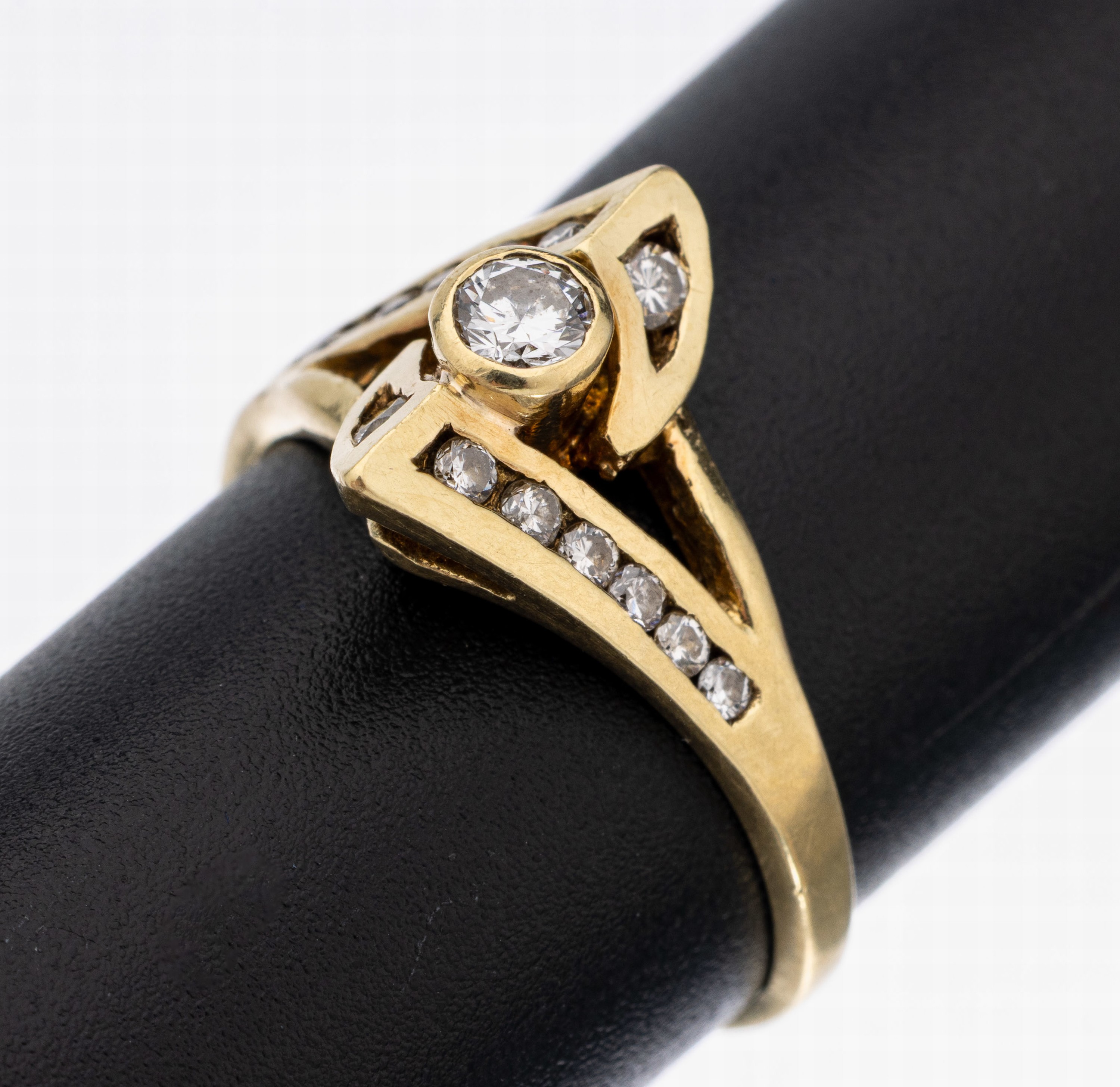 14 kt Gold Brillant-Ring, GG 585/000 gepr.,mittig Brillant ca. 0.15 ct Weiß/si, weitere 14 Brillanten zus. ca. 0.14 ct Weiß/si, RW 55,ca. 3.7 g