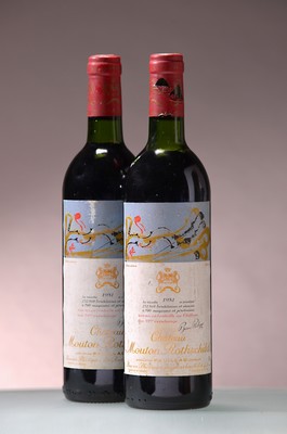 Image 26934114 - 2 Fl. 1981 Chateau Mouton Rothschild, Pauillac, eine Kapsel am Hals besch., Etiketten mit ...