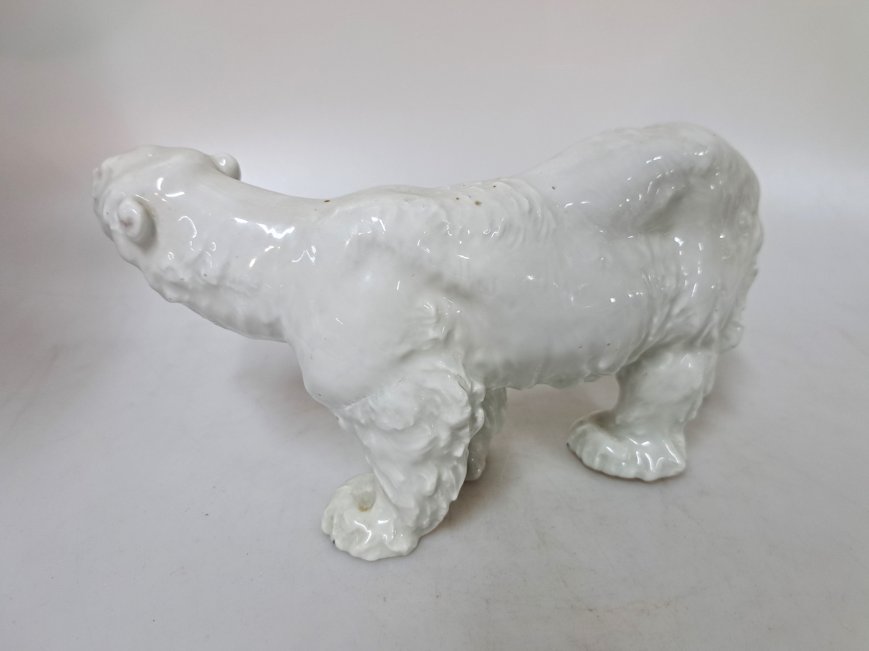 Detail b: Eisbär, Meissen, Entwurf Otto Jarl, 30/40er Jahre, Porzellan weiß, sparsam bemalt, Schwertermarke, ca. 10.5 x 22.5 cm