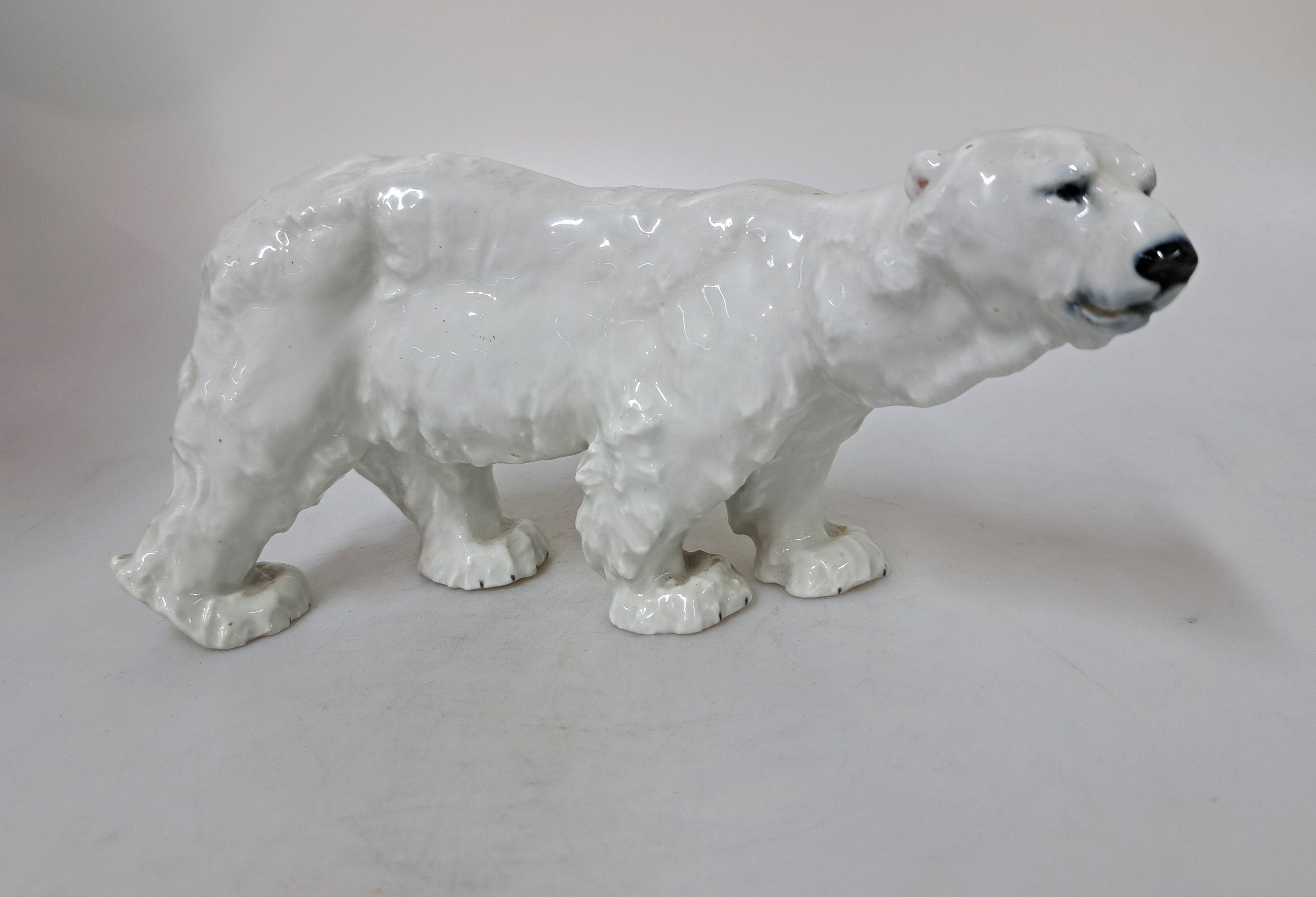 Detail c: Eisbär, Meissen, Entwurf Otto Jarl, 30/40er Jahre, Porzellan weiß, sparsam bemalt, Schwertermarke, ca. 10.5 x 22.5 cm