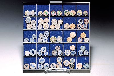 Image 26934211 - 68 Spielsteine/Token/Jetons, Asien,# aus Porzellan, einmal Glas, teilweise bunt ...