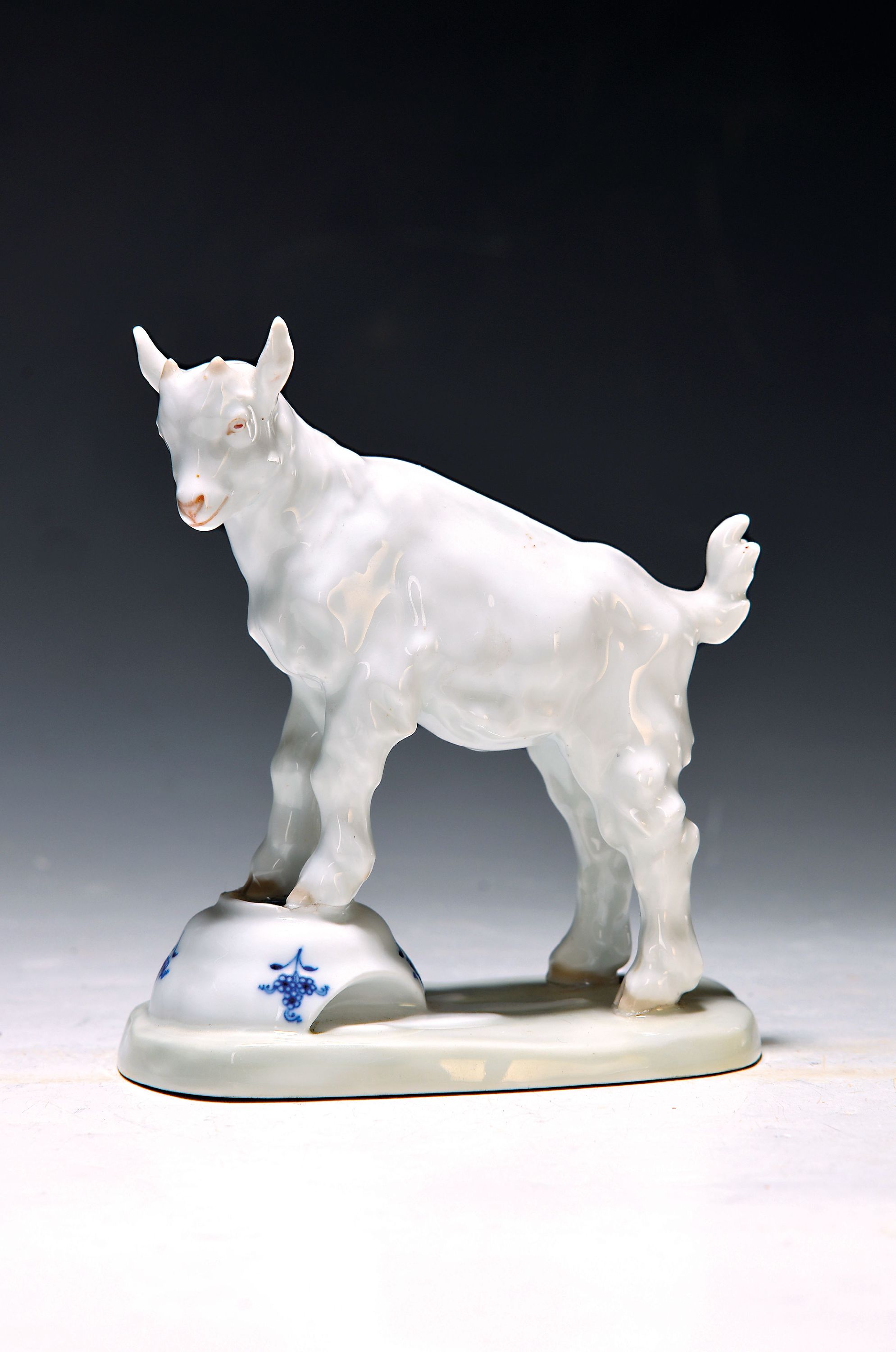 Porzellanfigur, Meissen, 30/40er Jahre, Ziege auf zerbrochenem Milchtopf stehend, bemalt, H. ca. 14 cm, L. ca. 12 cm, Entwurf Erich Hösel