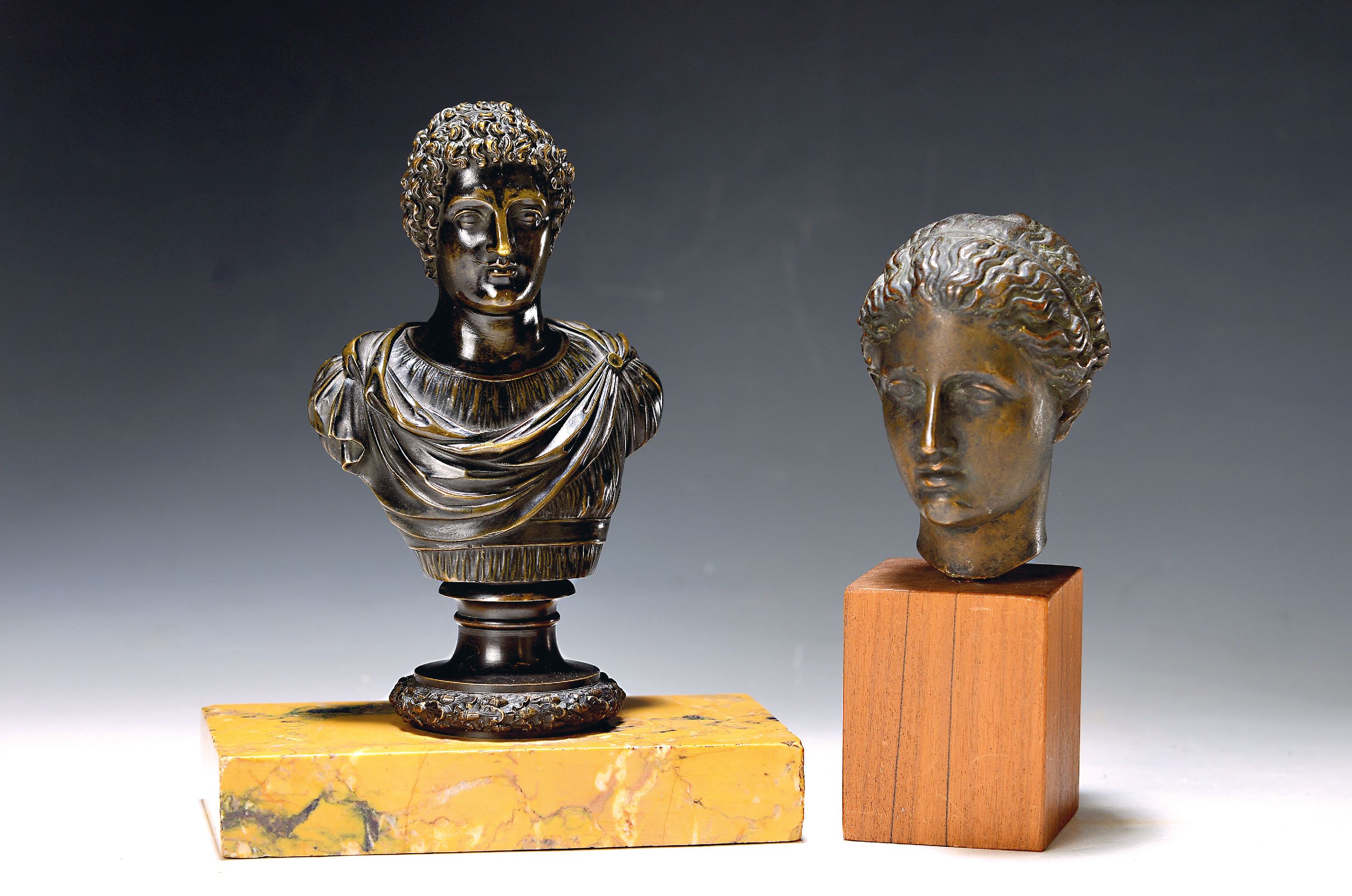 Büste und Kopf, um 1900, Büste nach antikem Vorbild, Bronze, H. ca. 17.5 cm Sockel ca. 20 cm, Sockel l. best.; Kopf vermutlich griechischer Dichter ...