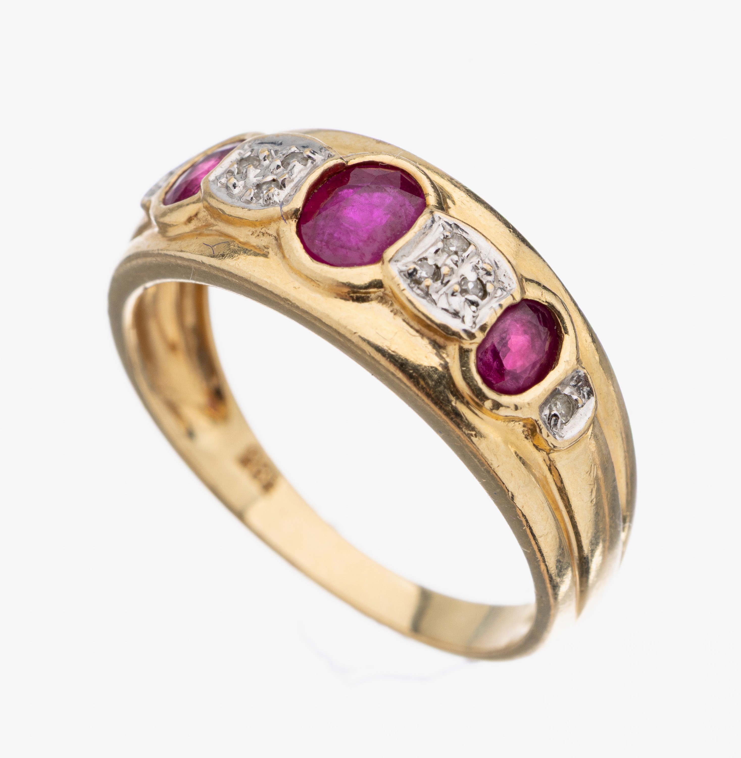 14 kt Gold Rubin-Diamant-Ring, GG 585/000, 3 ovalfacett. Rubine zus. ca. 0.20 ct, 8 8/8-Diamanten in rhod. Fassungen zus. ca. 0.02ct Weiß/p, RW 58, ...