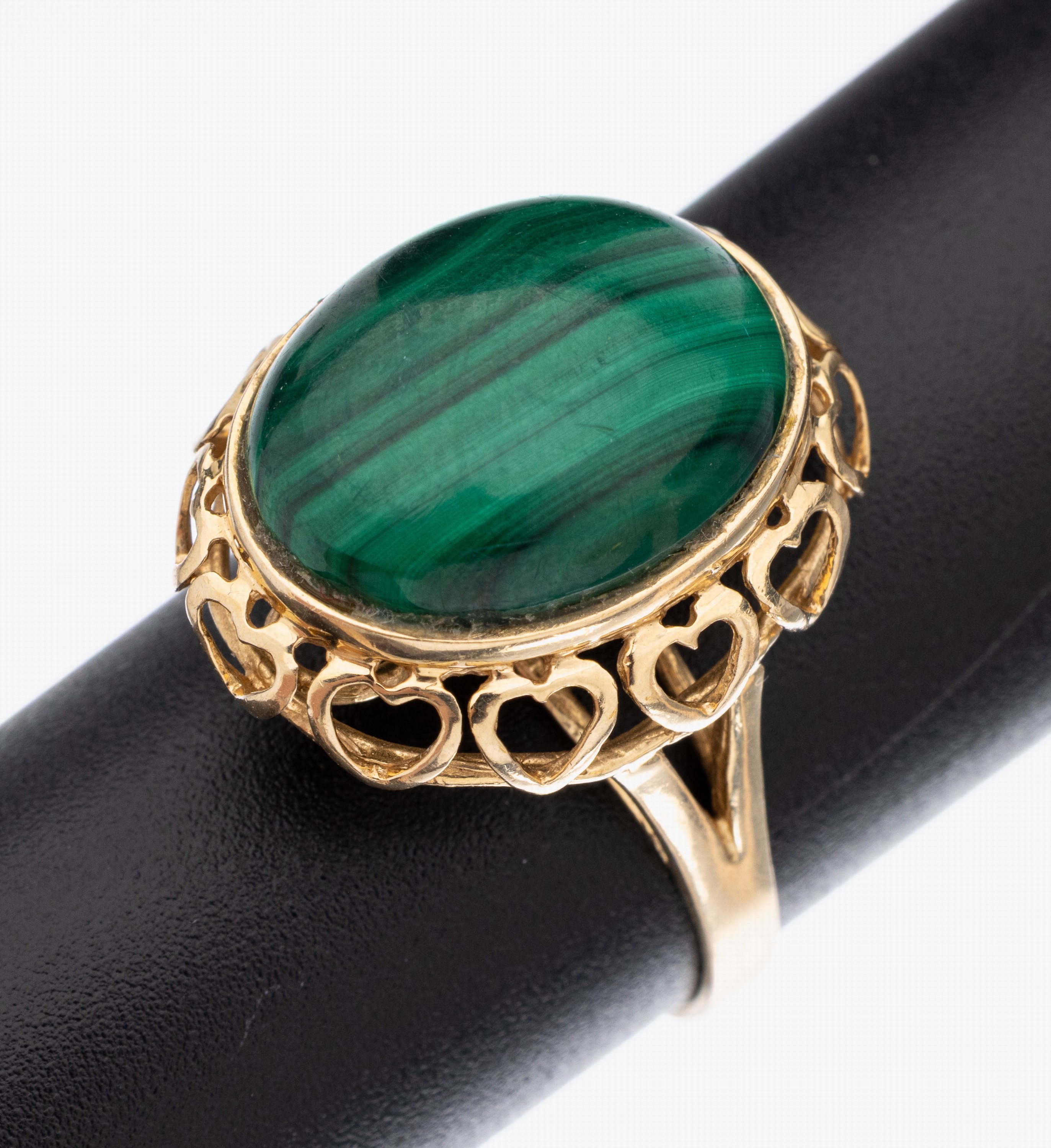 14 kt Gold Malachit-Ring, GG 585/000, ovaler Malachit-Cabochon, herzf. Unterkaderung, RW 57, ca. 5.4 g