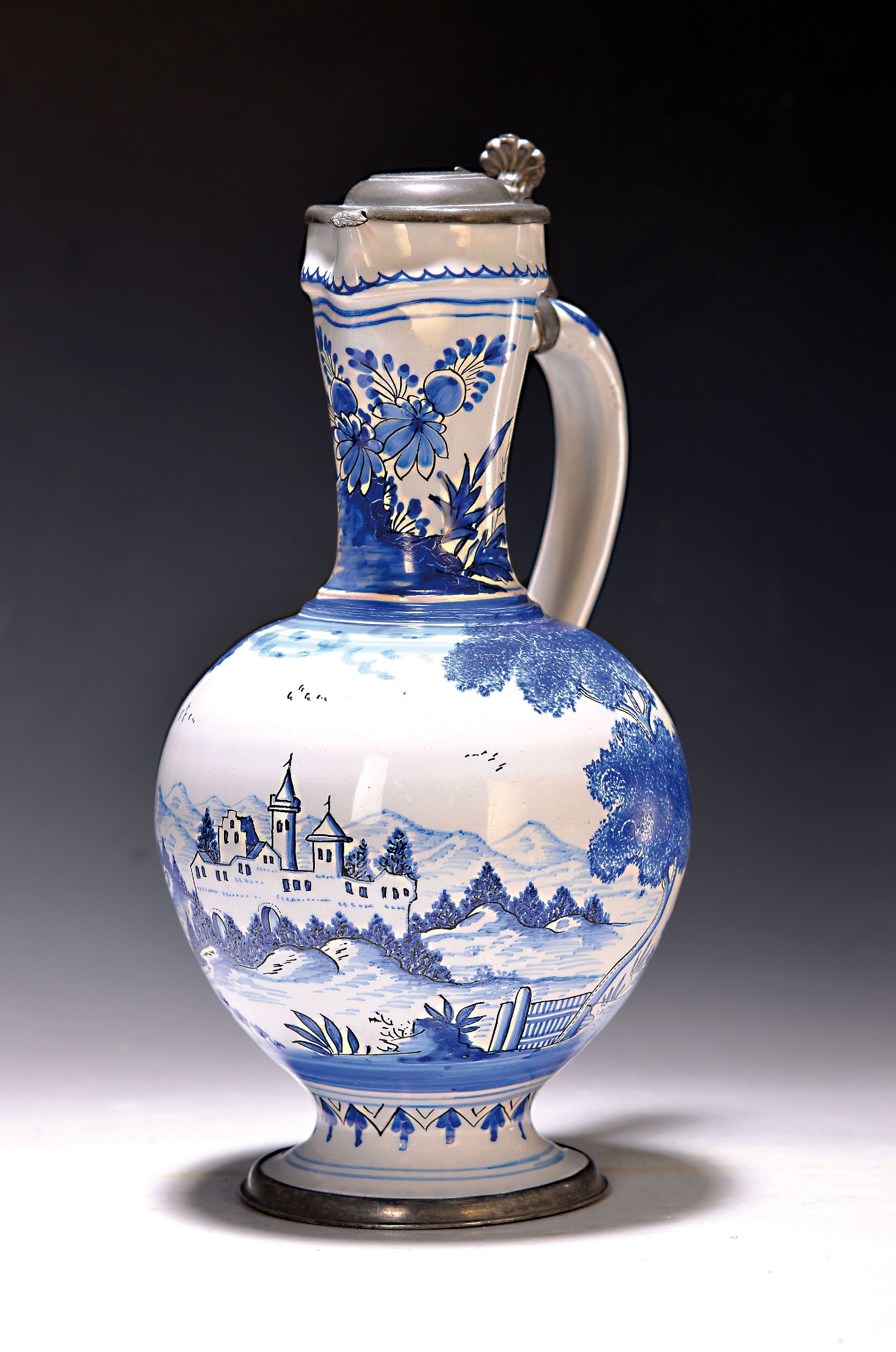 Enghalskrug, wohl deutsch, 18. Jh., Fayence, helle Glasur mit blauer Bemalung, Burgenmotiv in Landschaft, Hals mit Blumen, Zinndeckel monogrammiert ...