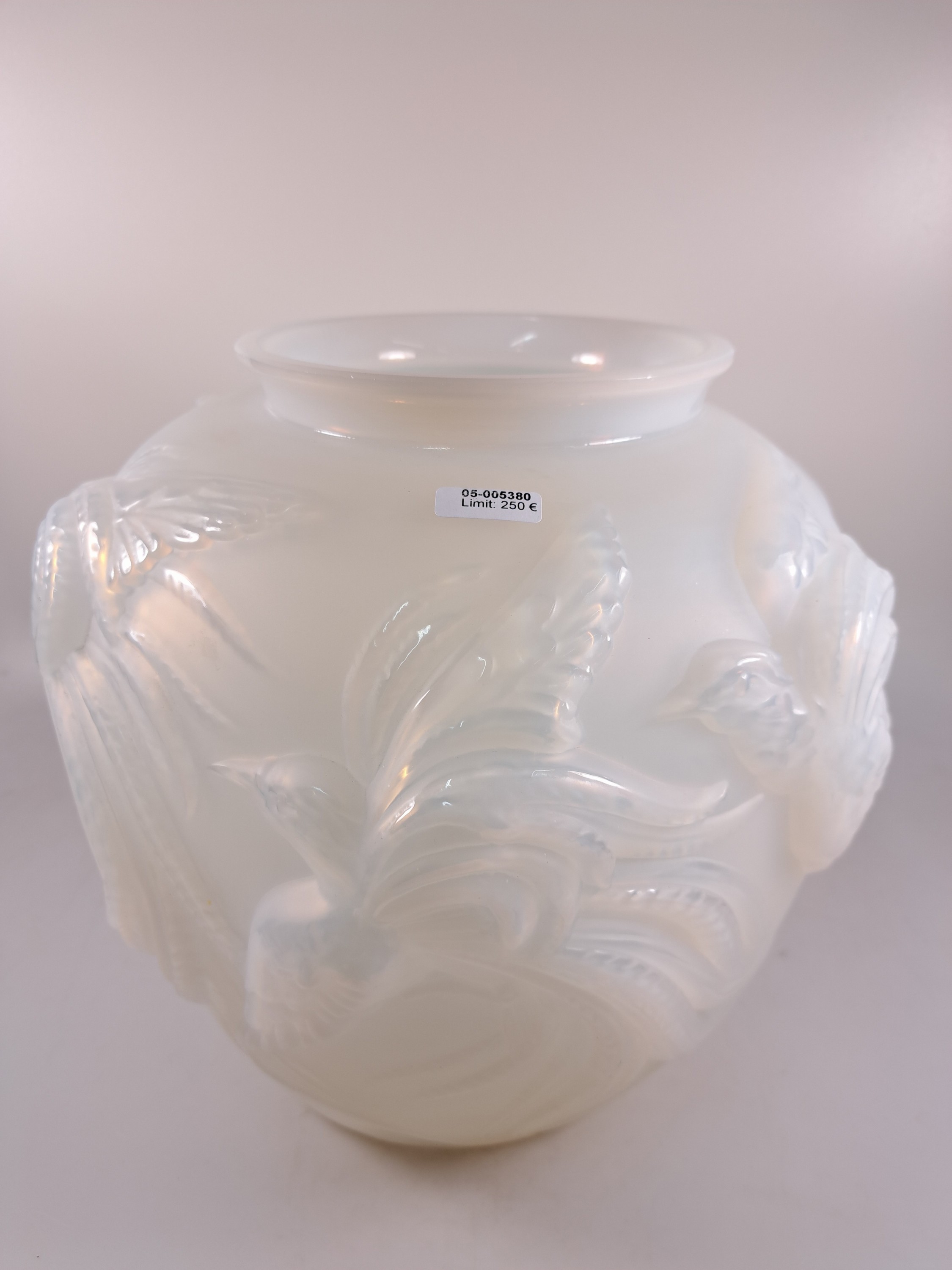 Detail a: Große Formglasvase, Verlys, Art Deco, 20/30er Jahre, Opalinglas, umlaufender Vogeldekor, Ritzsignatur am Boden, ca. 27 cm, B. ca. 28 cm