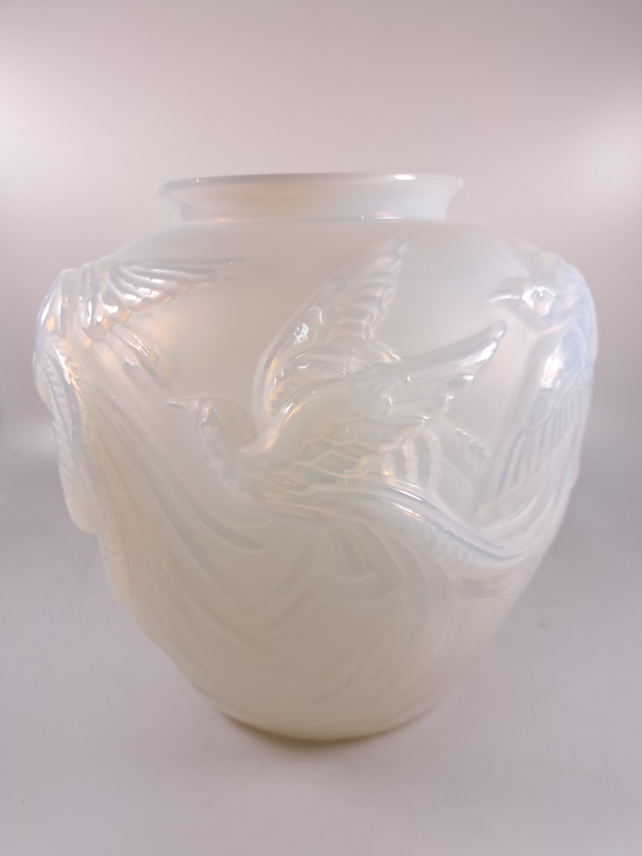 Detail b: Große Formglasvase, Verlys, Art Deco, 20/30er Jahre, Opalinglas, umlaufender Vogeldekor, Ritzsignatur am Boden, ca. 27 cm, B. ca. 28 cm