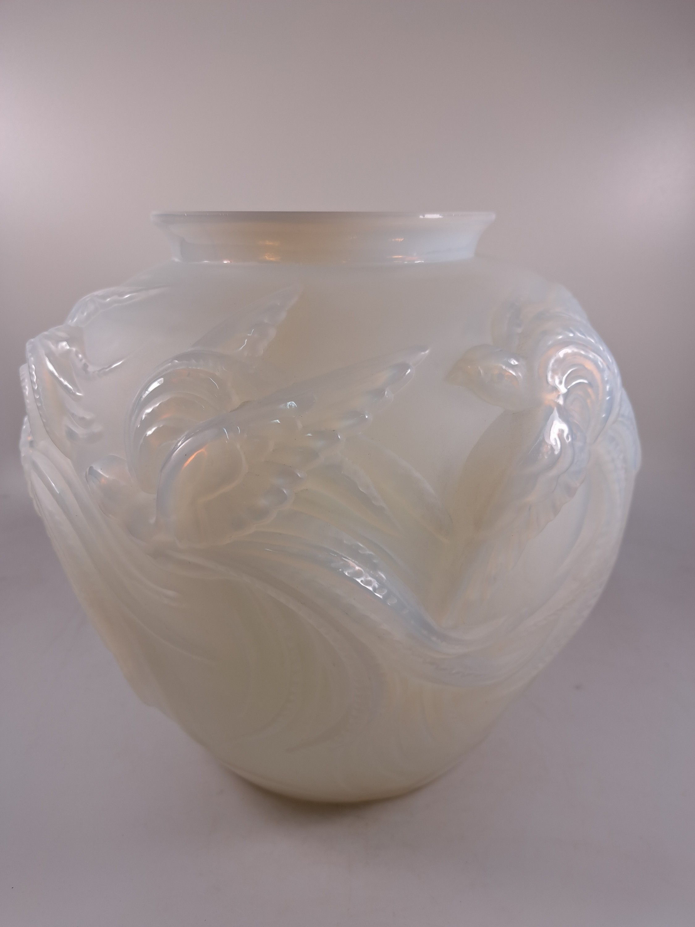 Detail c: Große Formglasvase, Verlys, Art Deco, 20/30er Jahre, Opalinglas, umlaufender Vogeldekor, Ritzsignatur am Boden, ca. 27 cm, B. ca. 28 cm