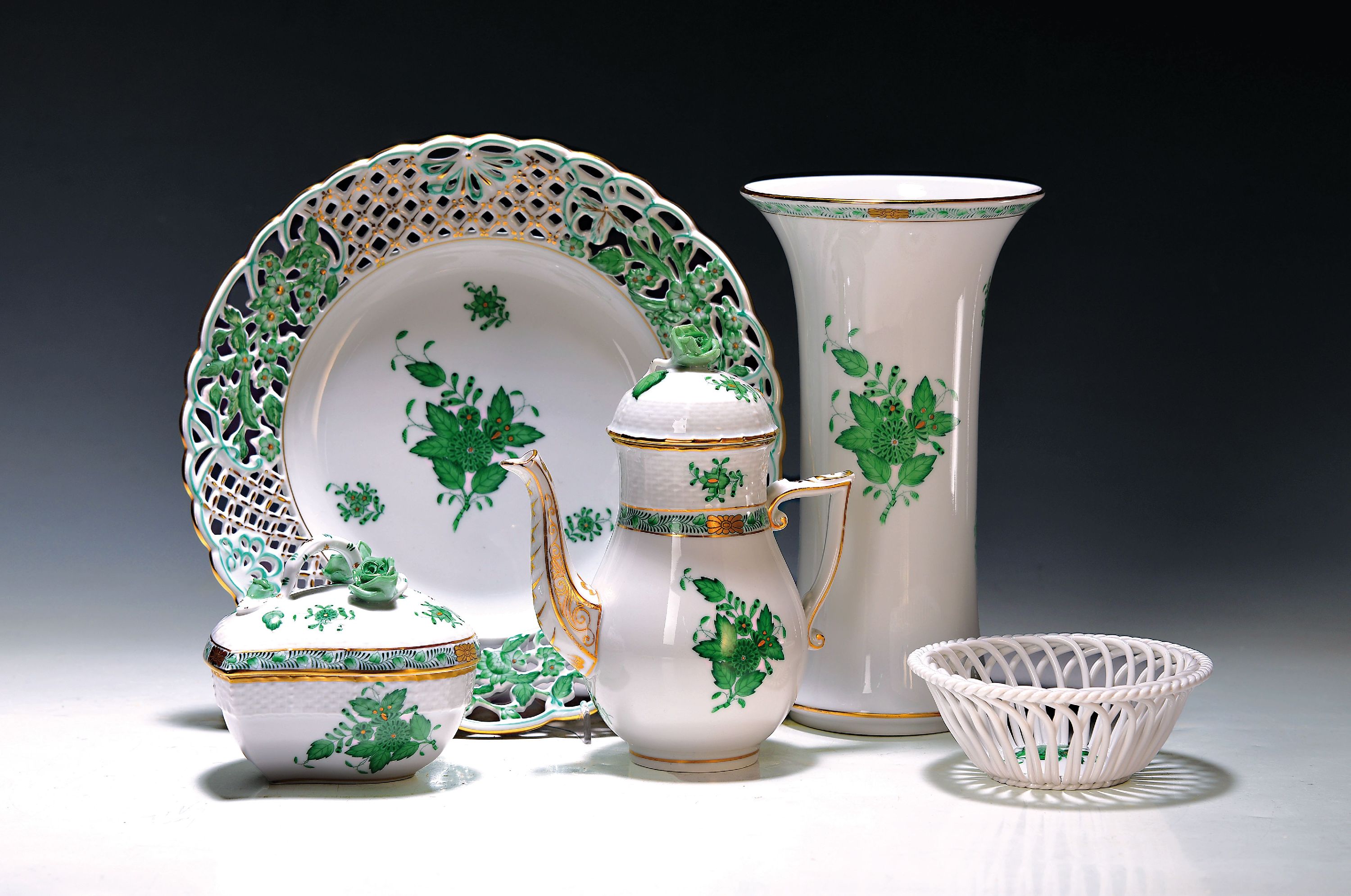 9 Geschirrteile, Herend, Apponyi Grün, 20. Jh., Porzellan, Vase H. 21.5 cm, fünf Teller D. 24 cm, herzförmige Deckeldose L. 10 cm, kl. Korbschale ...