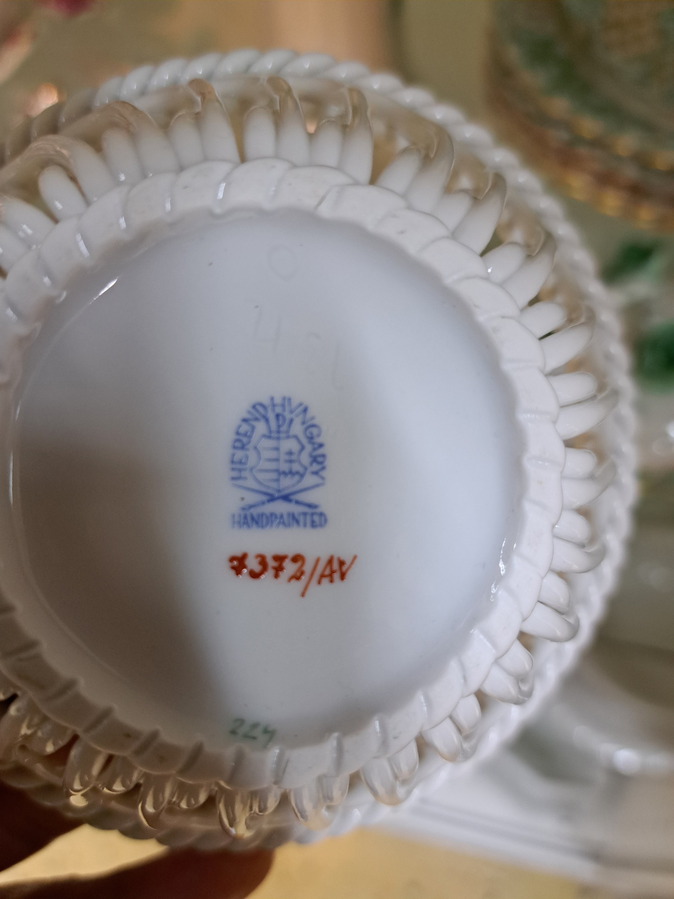 Detail d: 9 Geschirrteile, Herend, Apponyi Grün, 20. Jh., Porzellan, Vase H. 21.5 cm, fünf Teller D. 24 cm, herzförmige Deckeldose L. 10 cm, kl. Korbschale ...