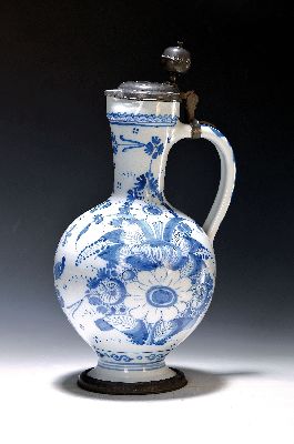 Image Großer Enghalskrug, 18. Jh., Fayence, heller Grund mit üppigem blauem ...