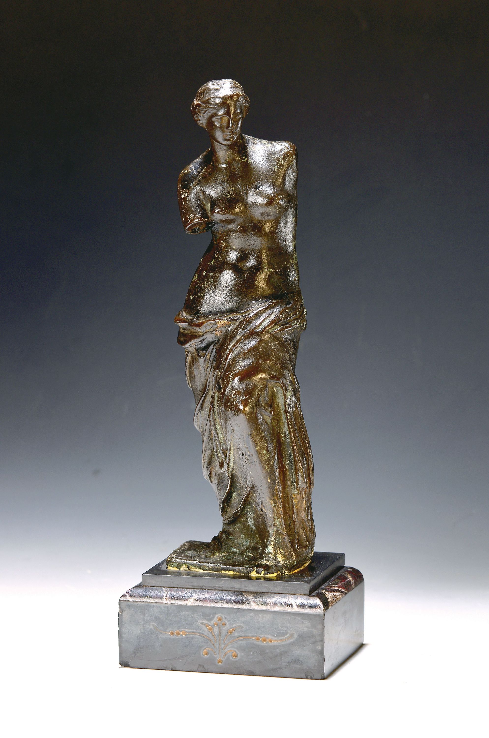 Replika-Figur, Venus von Milo, auf Steinsockel, Kunstguss, H. ca.34.5 cm
