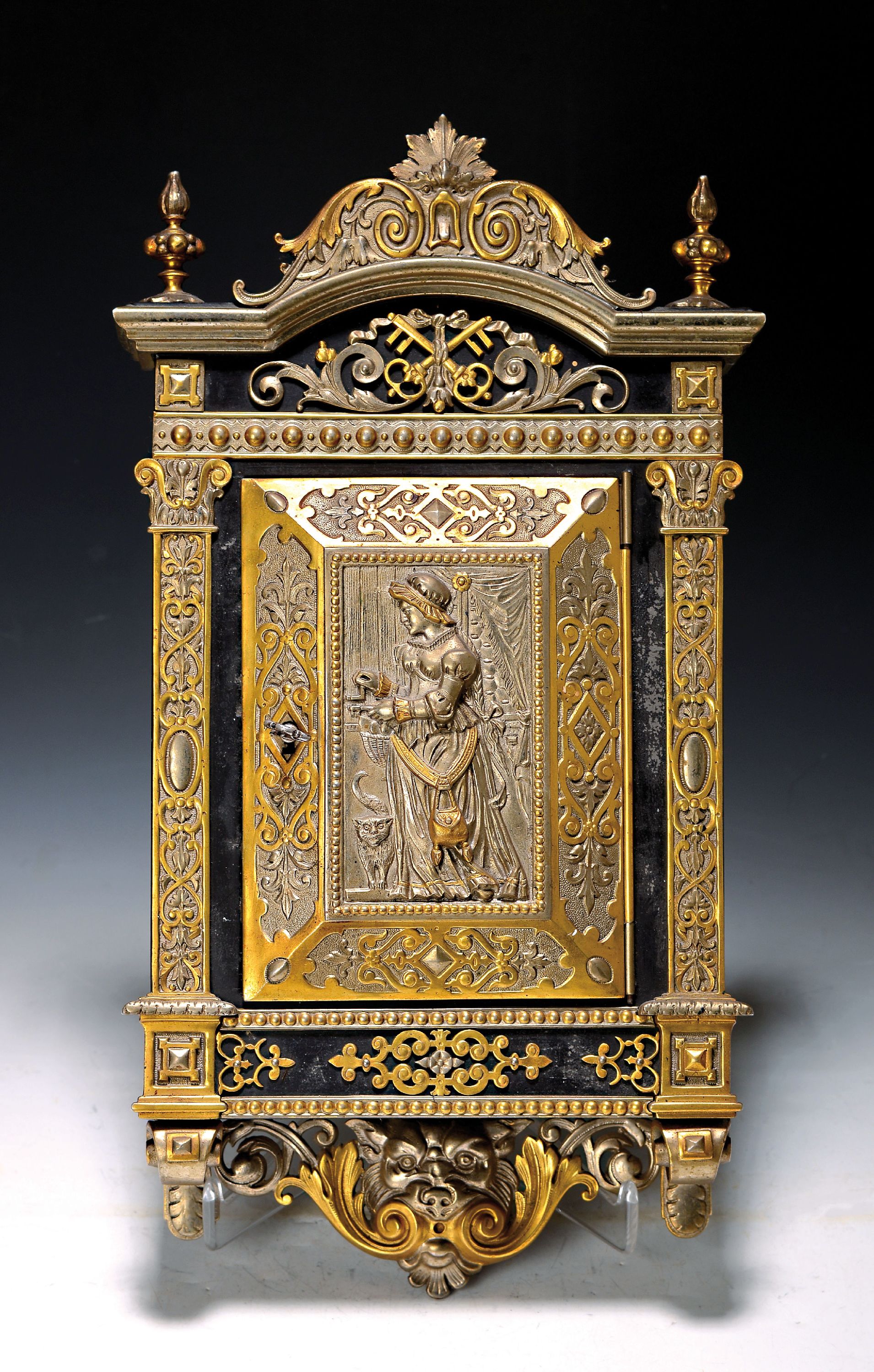 Schlüsselkästchen, wohl deutsch, um, 1900, Blech, z.T. vermessingt bzw. geschwärzt, eine Tür, innen mit 11 Haken, dekorativ, reich verziert, ca. ...
