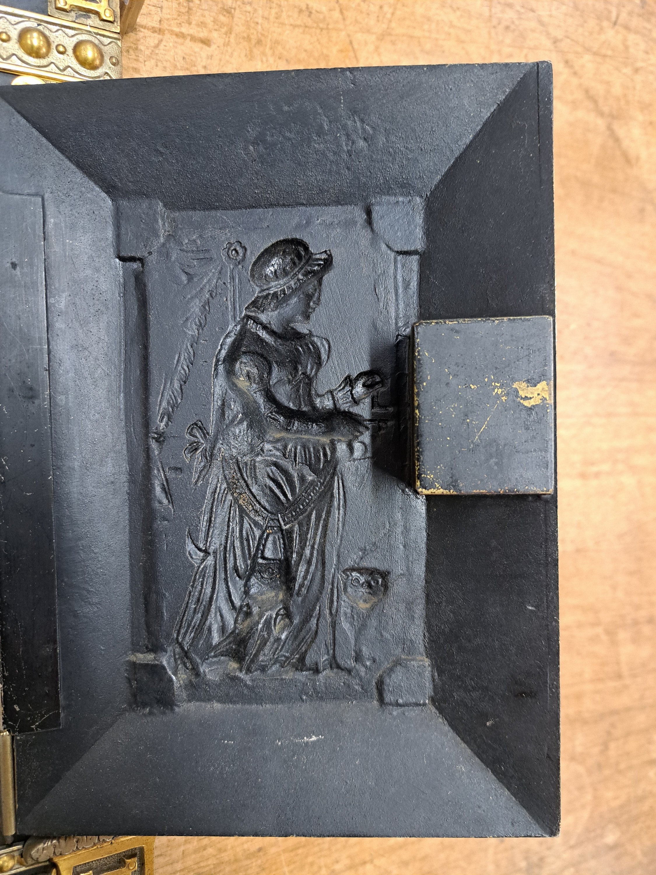Detail b: Schlüsselkästchen, wohl deutsch, um, 1900, Blech, z.T. vermessingt bzw. geschwärzt, eine Tür, innen mit 11 Haken, dekorativ, reich verziert, ca. ...