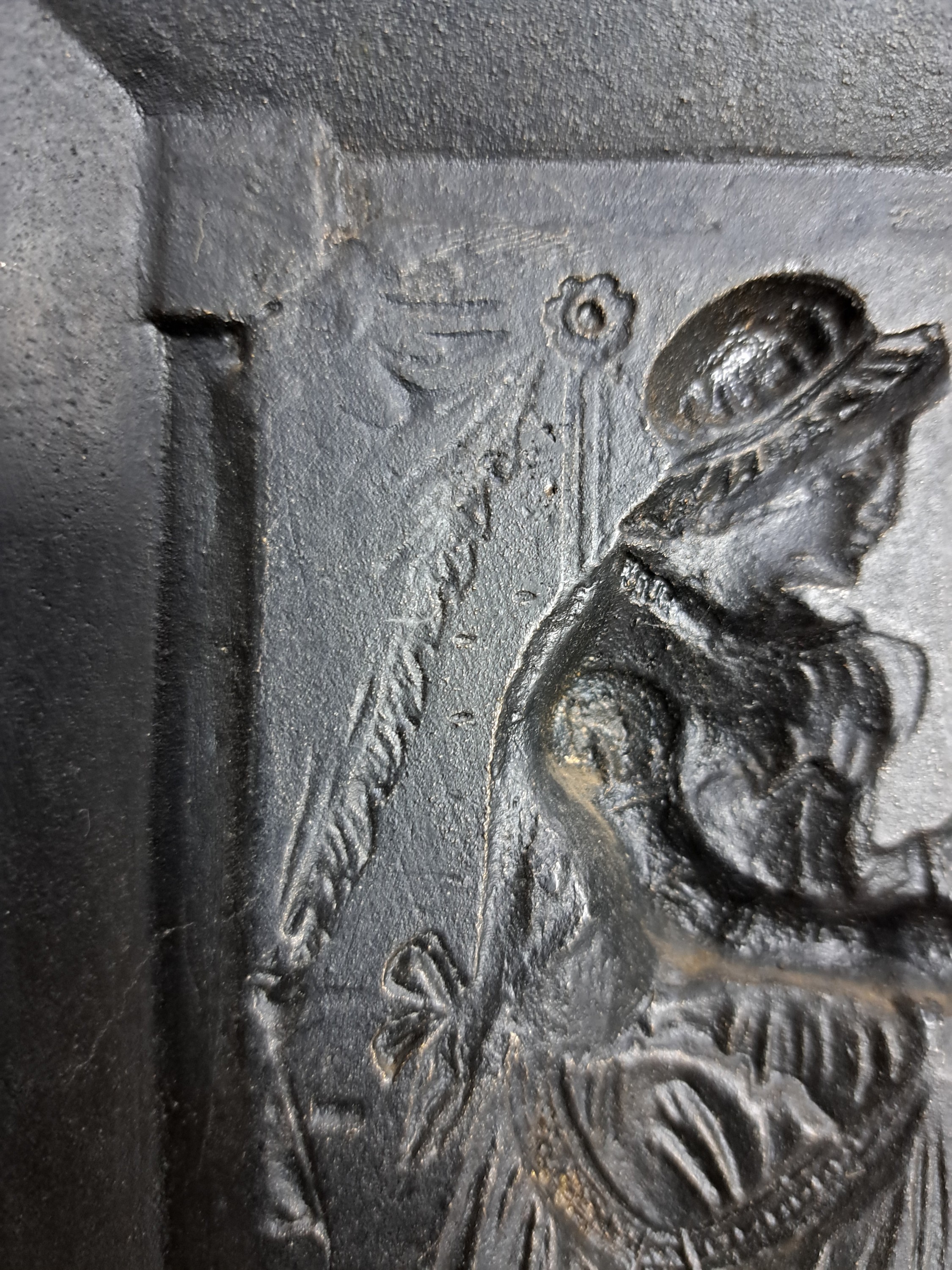Detail d: Schlüsselkästchen, wohl deutsch, um, 1900, Blech, z.T. vermessingt bzw. geschwärzt, eine Tür, innen mit 11 Haken, dekorativ, reich verziert, ca. ...
