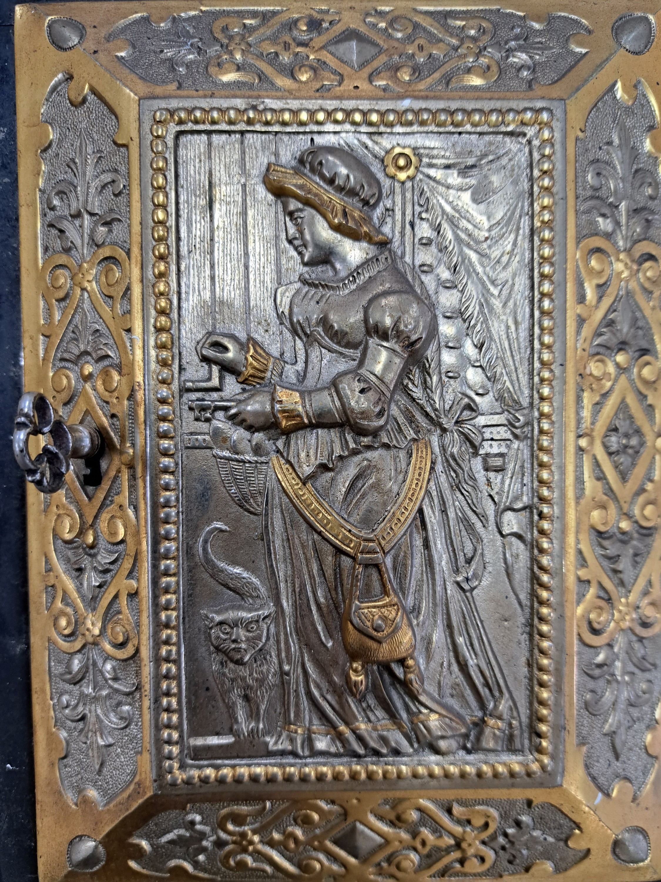 Detail e: Schlüsselkästchen, wohl deutsch, um, 1900, Blech, z.T. vermessingt bzw. geschwärzt, eine Tür, innen mit 11 Haken, dekorativ, reich verziert, ca. ...
