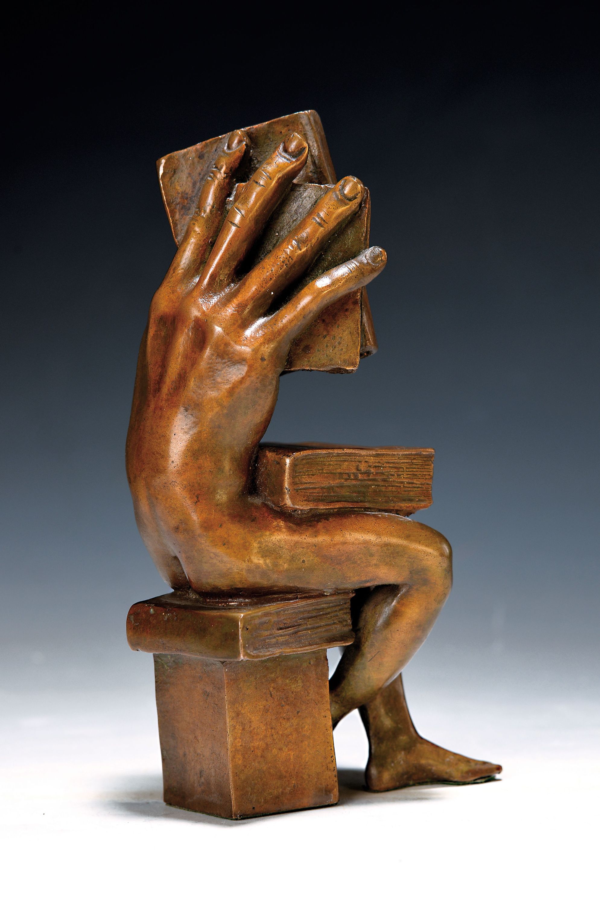Michael Schwarze, geb. 1939 Krefeld, Bronzefigur, "der Buchhändler", monogrammiert MS, H. ca. 17.5 cm