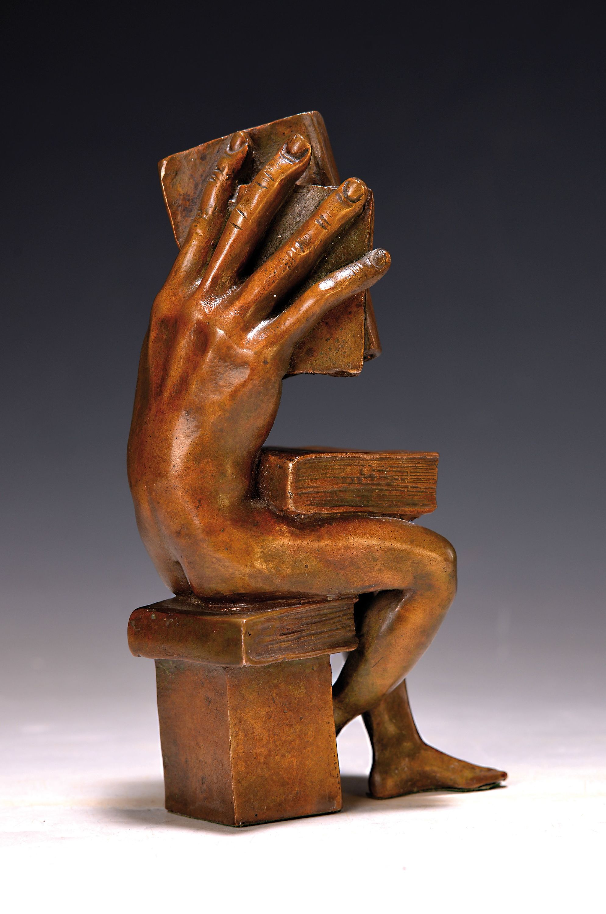 Detail k: Michael Schwarze, geb. 1939 Krefeld, Bronzefigur, "der Buchhändler", monogrammiert MS, H. ca. 17.5 cm