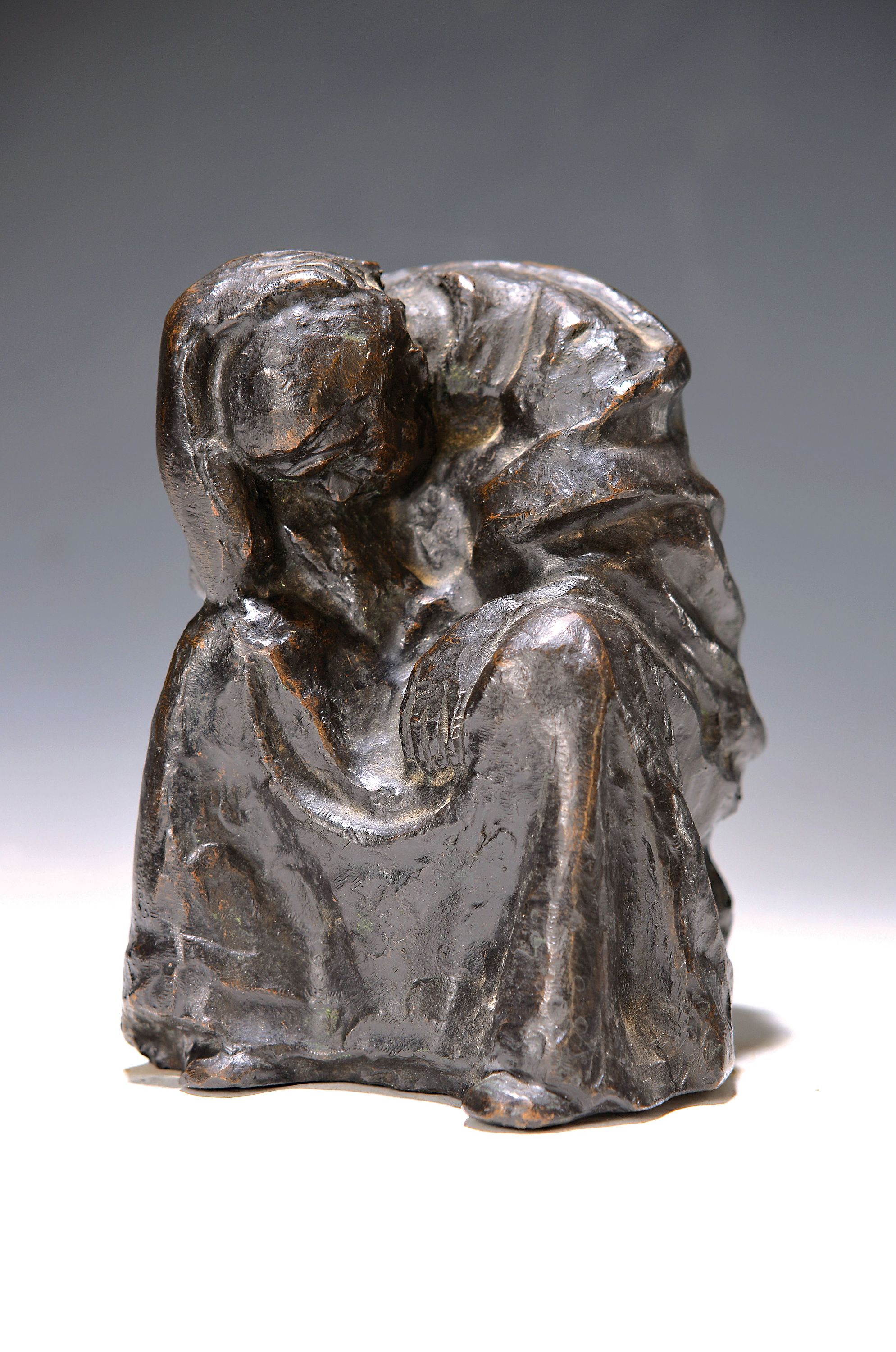 Fritz Best, 1878 Klein Grabow - 1970 München, Bronzefigur, Hockende, rückseitig signiert, ca. 15 x 11 x 13 cm