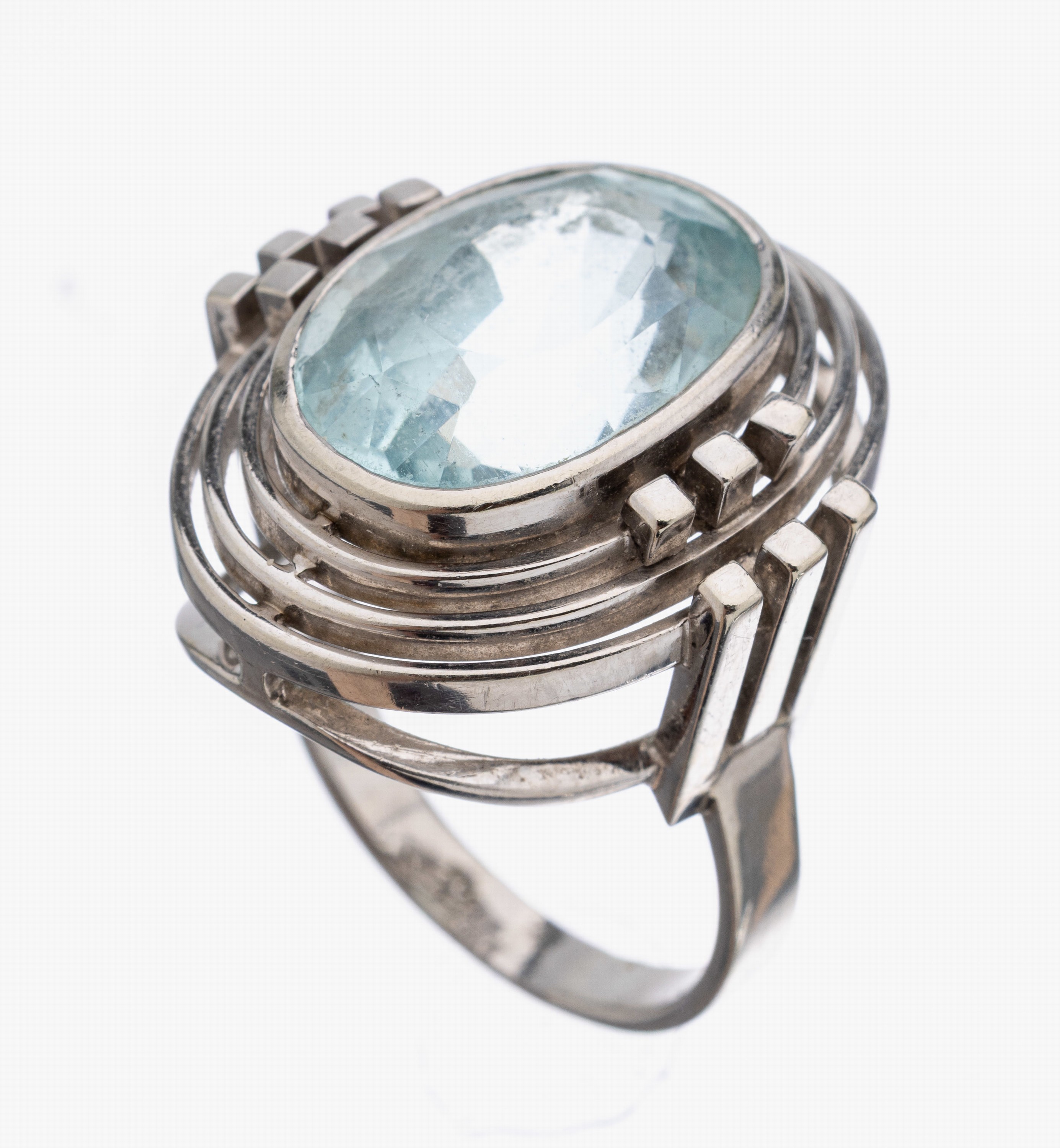 18 kt Gold Aquamarin-Ring, WG 750/000, architektonischer Aufbau, ovalfacett. Aquamarin ca. 18.0 ct, RW 62, ca. 16.2 g