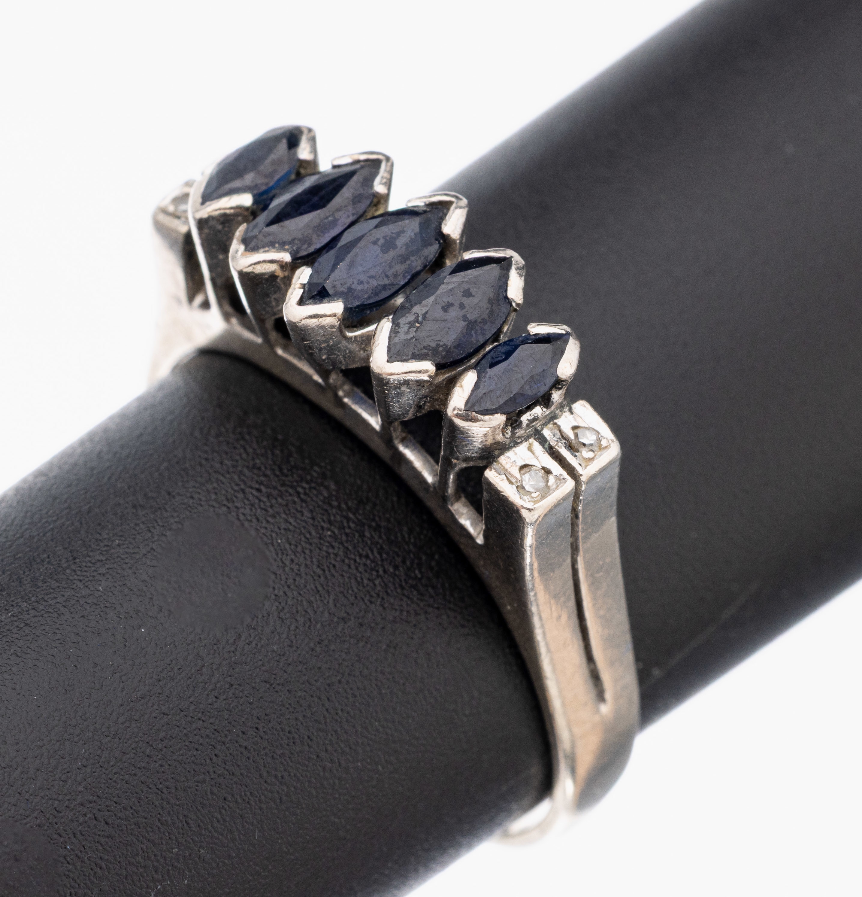 14 kt Gold Saphir-Diamant-Ring, WG 585/000,5 Saphir-Navettes zus. ca. 0.50 ct, 4 8/8- Diamanten zus. ca. 0.02 ct Weiß/pi (1 Stein besch.), RW 63, ...