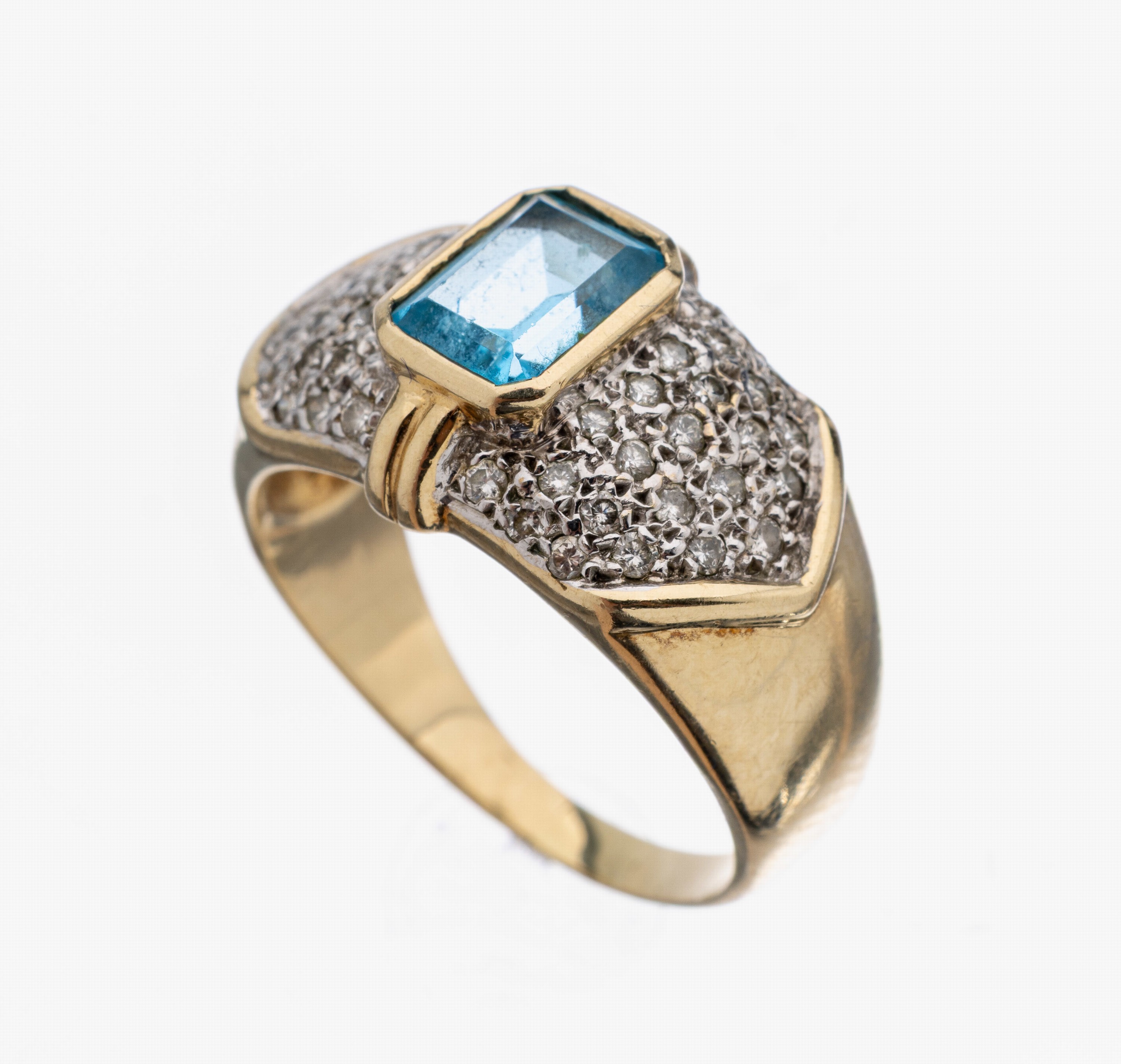 9 kt Gold Topas-Brillant-Ring, GG 375/000, mittig erhaben gefasster Blautopas (beh.) im Treppenschliff ca. 1.10 ct, 48 Brillanten zus. ca. 0.24 ct ...