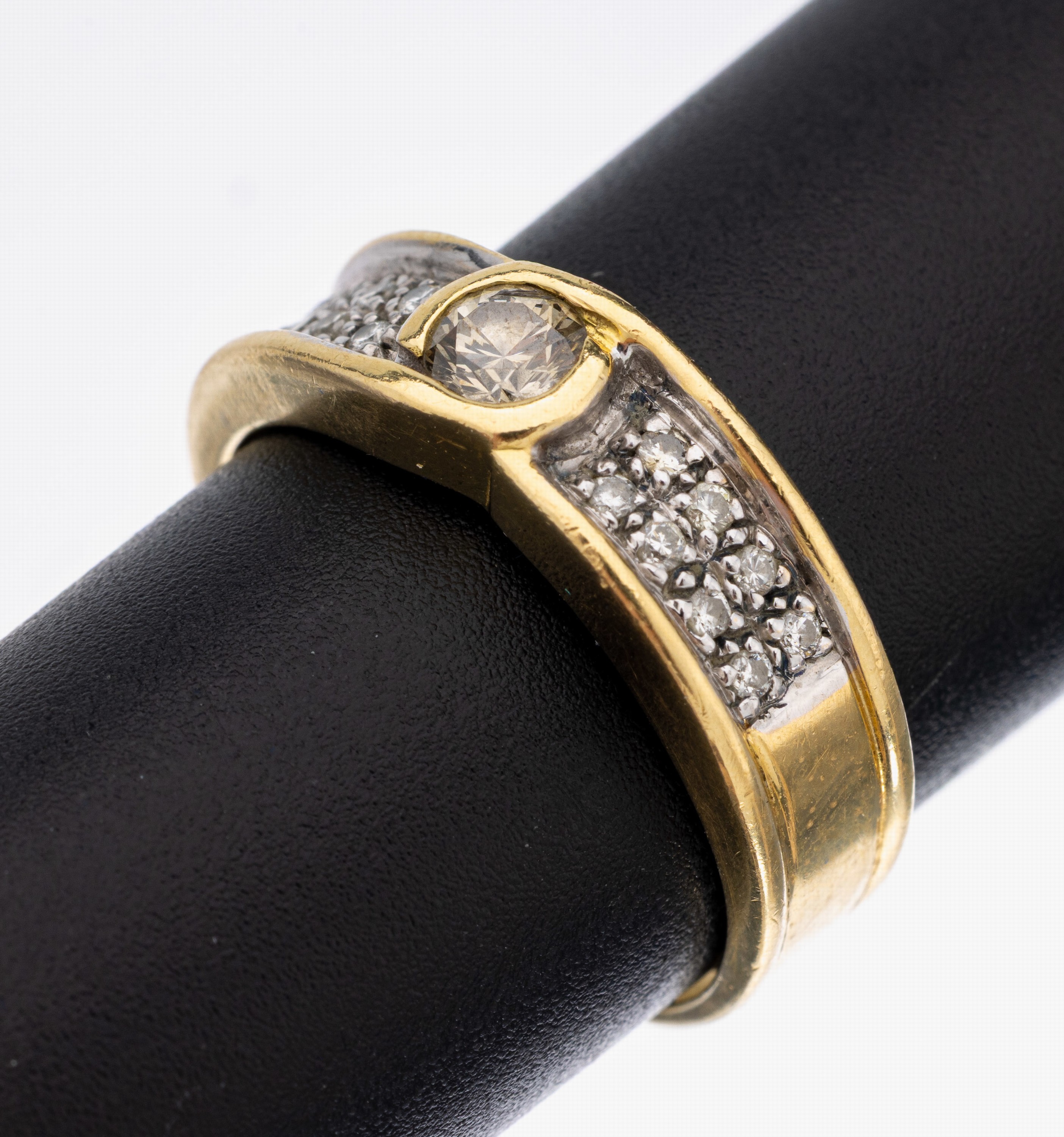 18 kt Gold Brillant-Ring, GG 750/000, mittig Brillant ca. 0.25 ct braun/pi, Ringschultern mit 16 Brillanten zus. ca. 0.16 ct Weiß/pi, RW 61, ca. ...