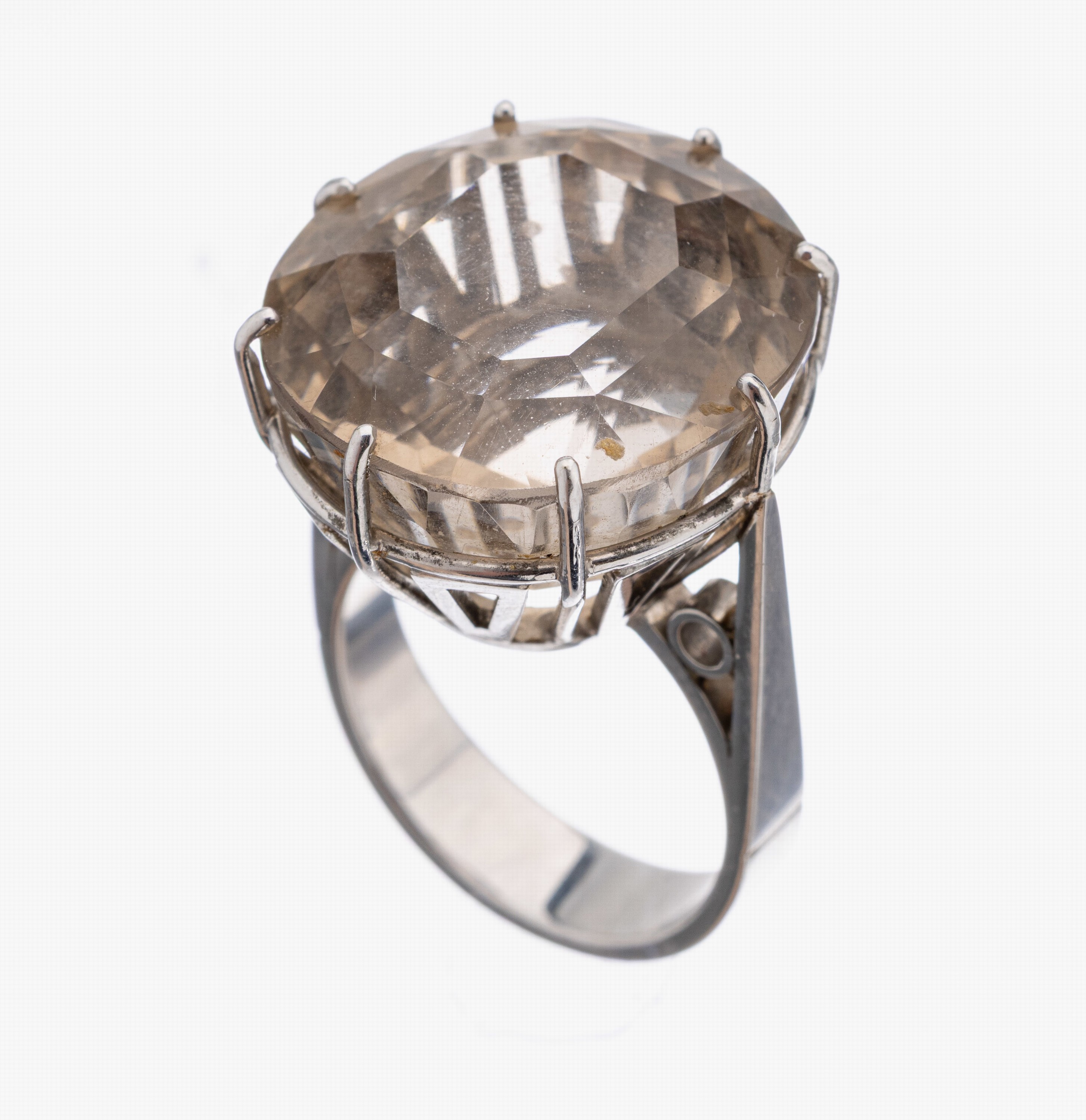 18 kt Gold Rauchquarz-Ring, WG 750/000, qualitätvolle Verarbeitung, hoch aufgebaut, rundfacett. Rauchquarz ca. 28.0 ct, RW 59, ca. 18.8 g