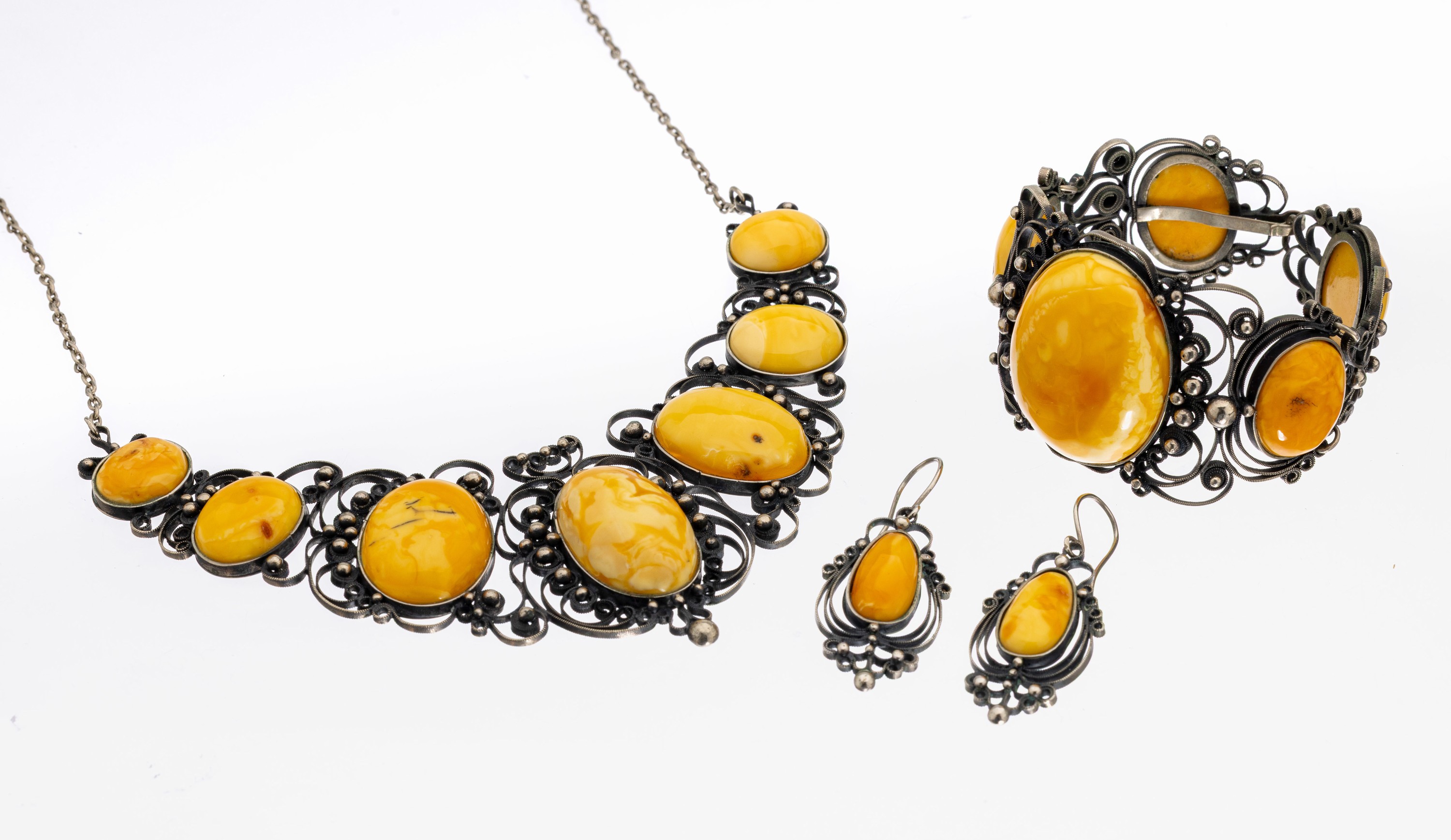 Bernstein-Schmuckset, 1950er Jahre, Silber gepr., best. aus: 1 Collier, L. ca. 46 cm, 1 Armband, D. ca. 5.5 cm, und 1 Paar Ohrhänger, L. ca. 5.5 ...