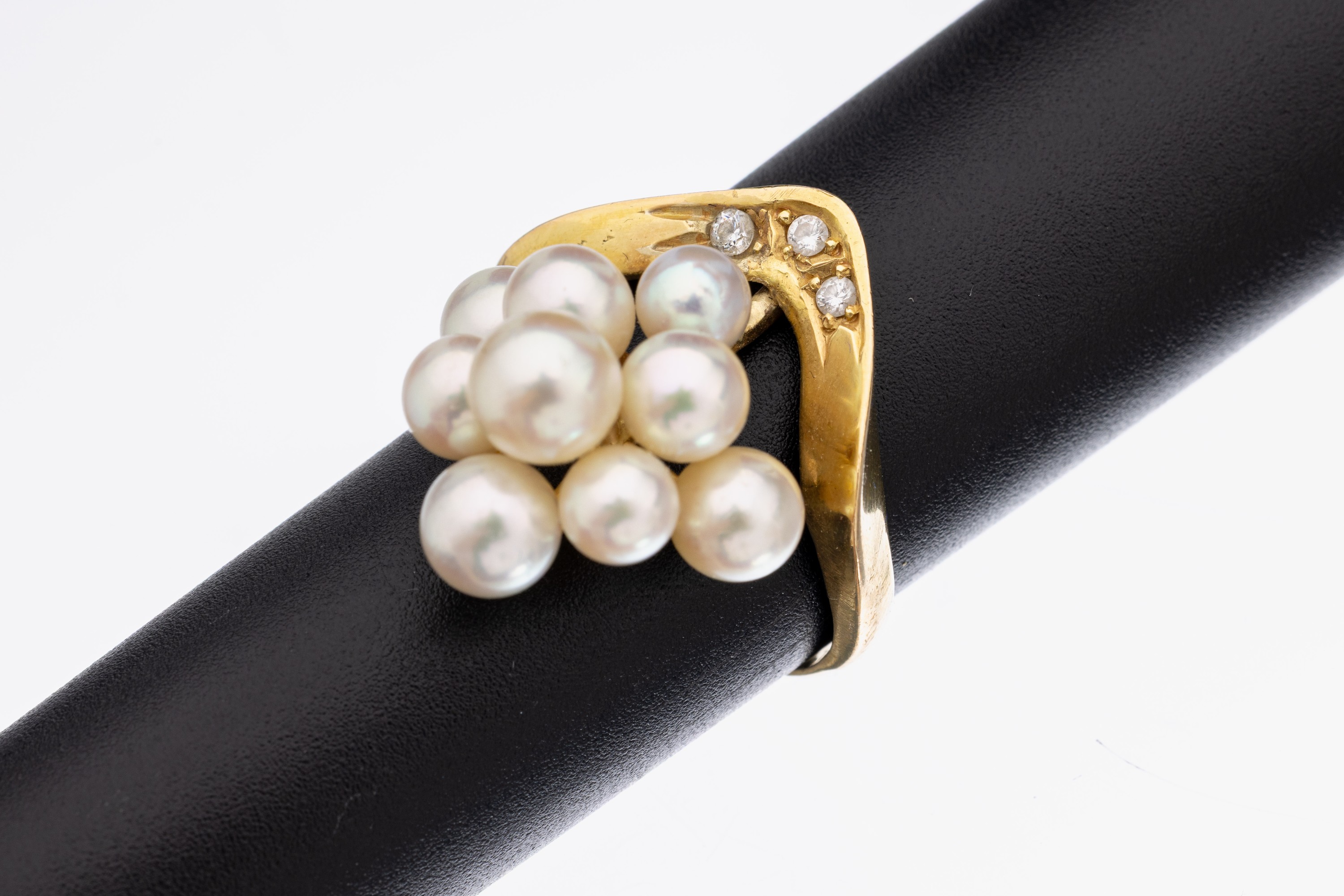 18 kt Gold Perl-Brillant-Ring, GG 750/000, außergewöhnliche Gestaltung, 9 Akoyazuchtperlen, D. ca. 5.1 - 6.4 mm, 3 Brillanten zus. ca. 0.10 ct ...