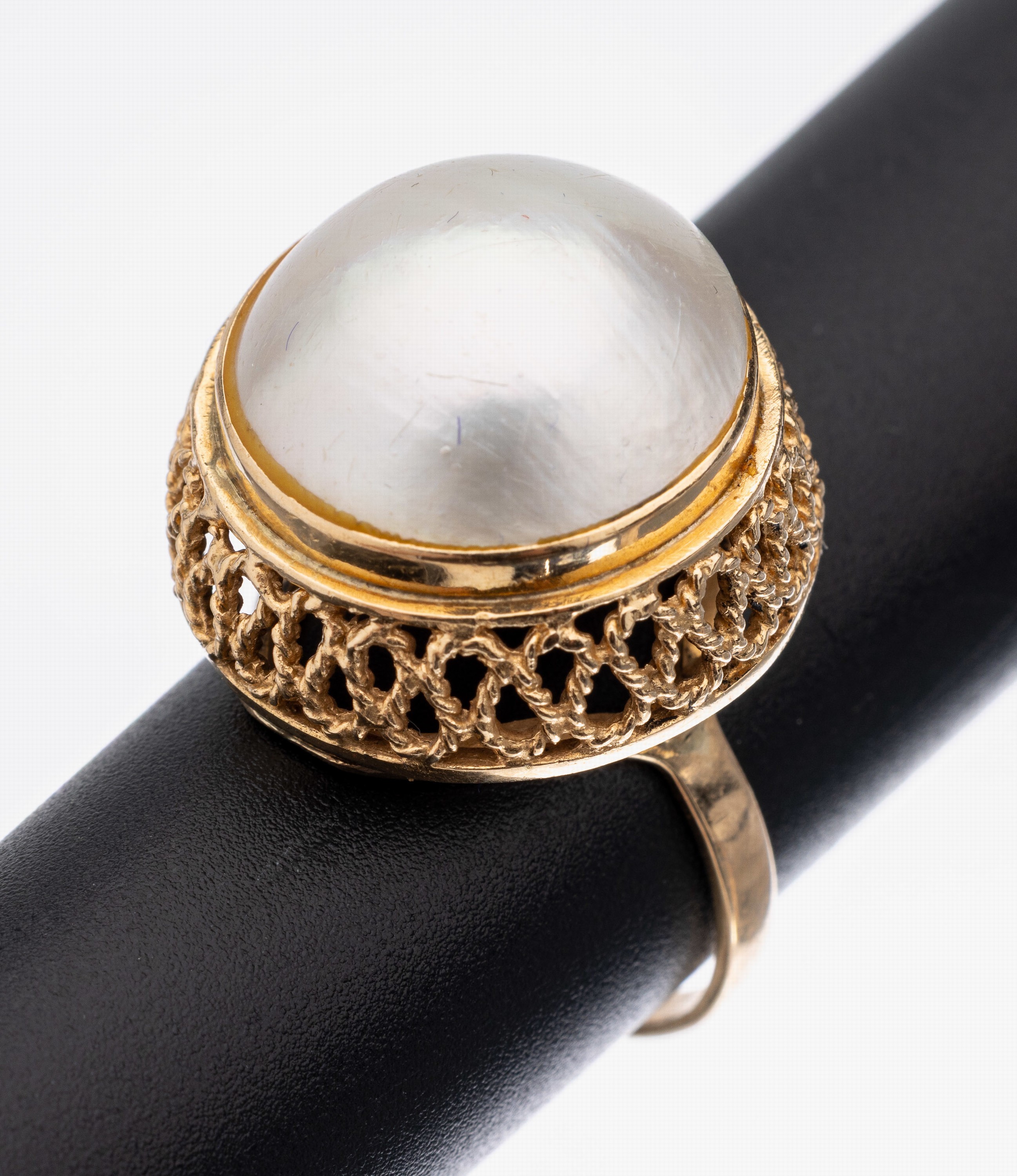 14 kt Gold Perl-Ring, GG 585/000, runder Ringkopf mit gr. runder Mabeperle, D. ca. 17 mm, RW 63, ca. 9.6 g
