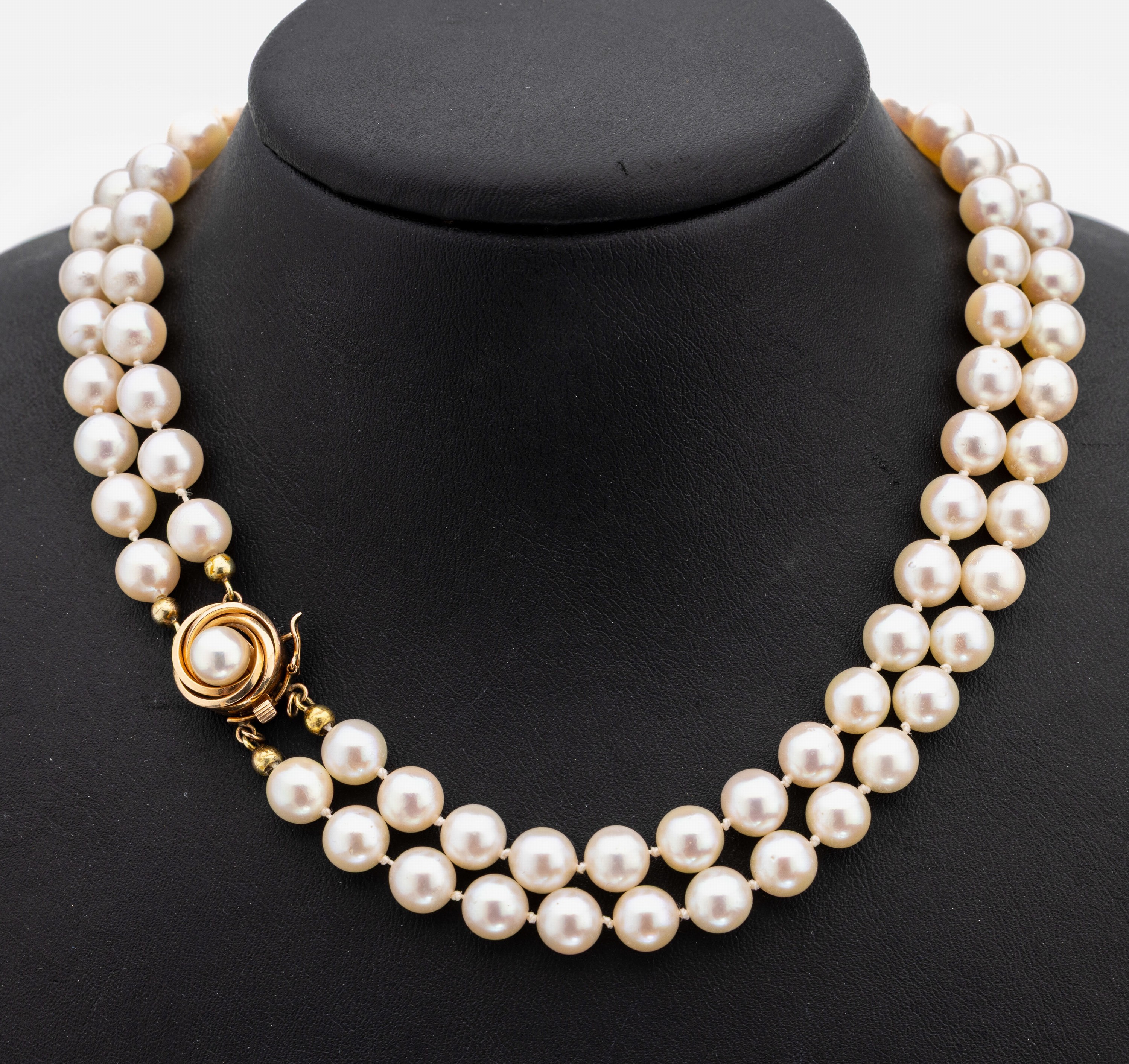 Zuchtperl-Collier mit 14 kt Gold Schließe, GG 585/000, 2-rhg. Akoyazuchtperlen, D. ca. 7.6 mm, L. ca. 67 cm, Kastenschloss mit Sicherheitsacht