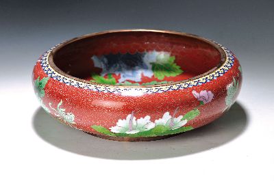 Große Emailschale, China, um 1910/20, großer Chrysanthemendekor, D. ca. 31 cm, H. ca. 10 cm