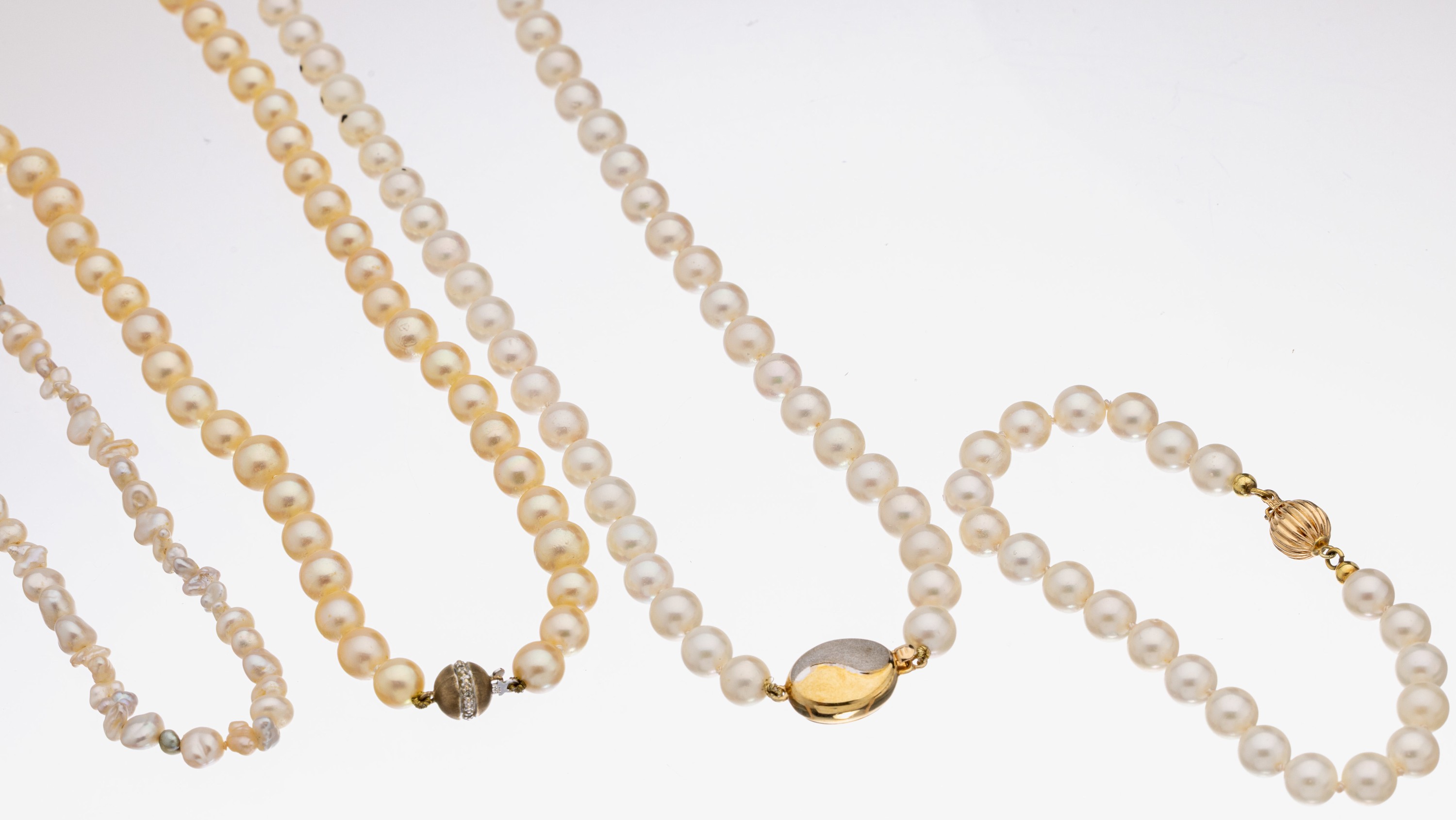 Perl Gold Konvolut, best. aus: 1x weiße Zuchtperlkette, D. ca. 6.5 mm, Schließe GG 585/000, L. ca. 72 cm, 1x cremefarb. Zuchtperlkette, D. ca. 6.5 ...