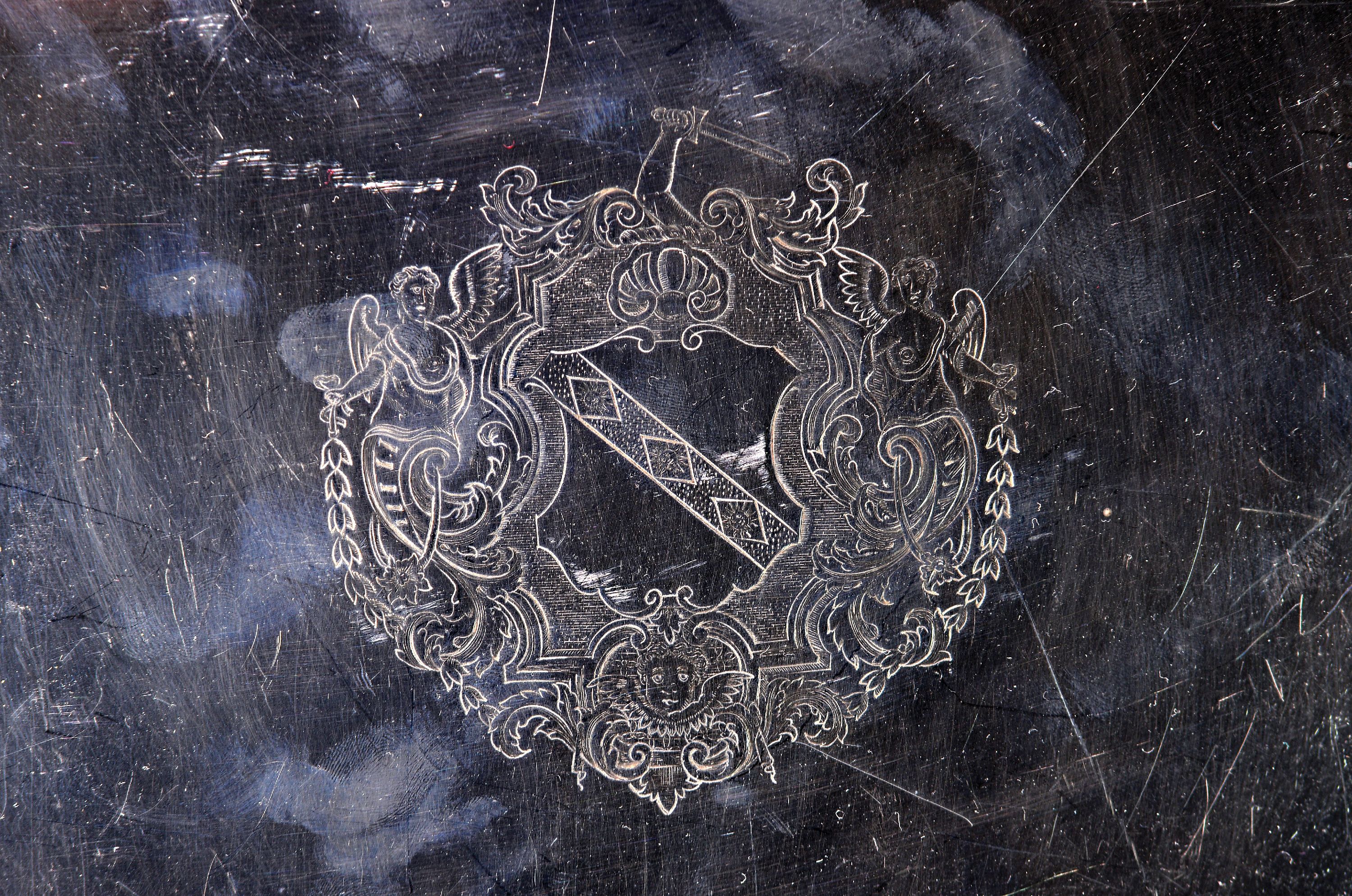Detail c: Rundes Tablett auf vier Füssen, Newcastle, 1758, MZ Isaac Cookson, Sterlingsilber, reich verzierter und geschwungener Rand, auf vier Muschelfüssen ...