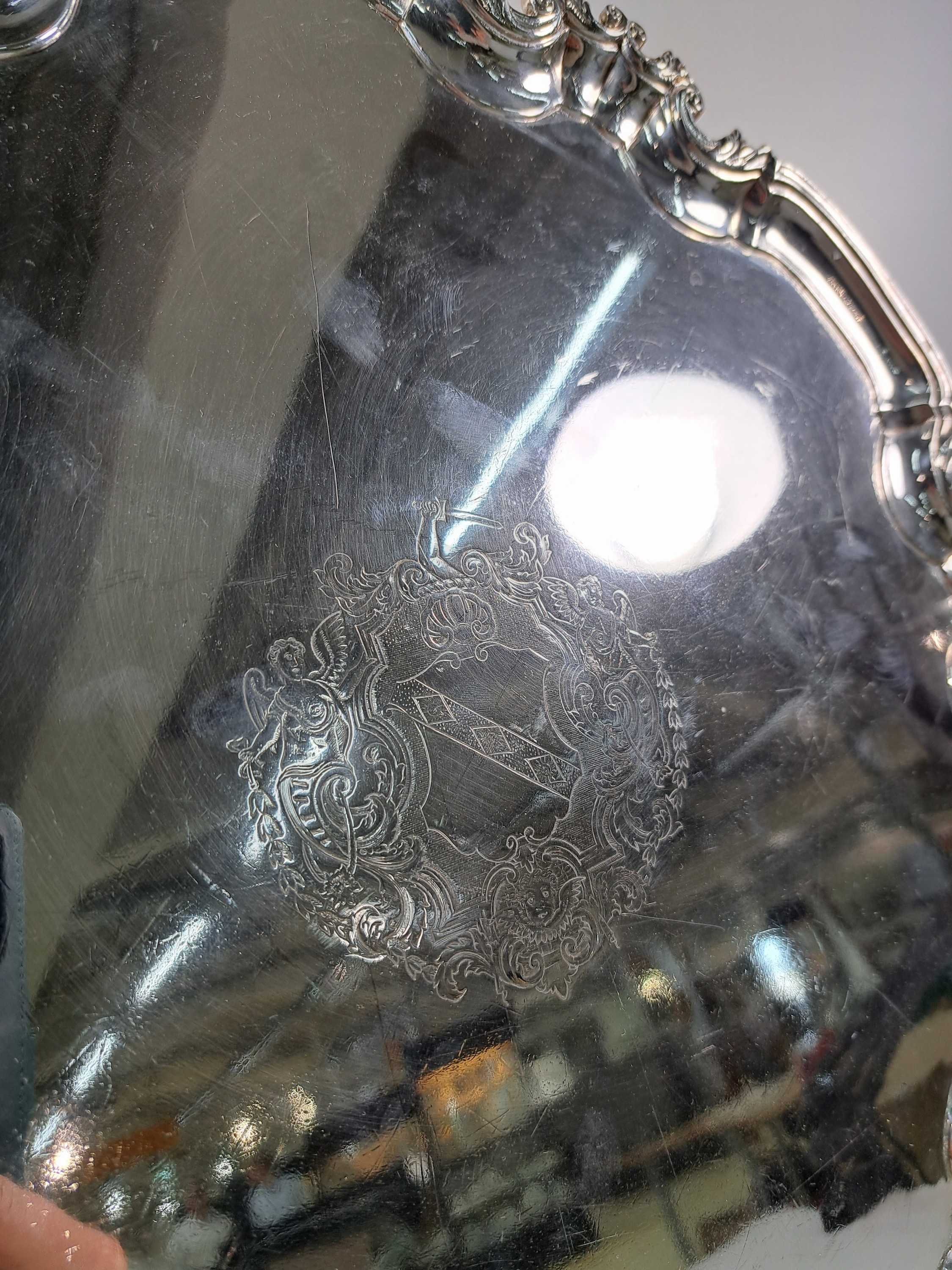Detail f: Rundes Tablett auf vier Füssen, Newcastle, 1758, MZ Isaac Cookson, Sterlingsilber, reich verzierter und geschwungener Rand, auf vier Muschelfüssen ...