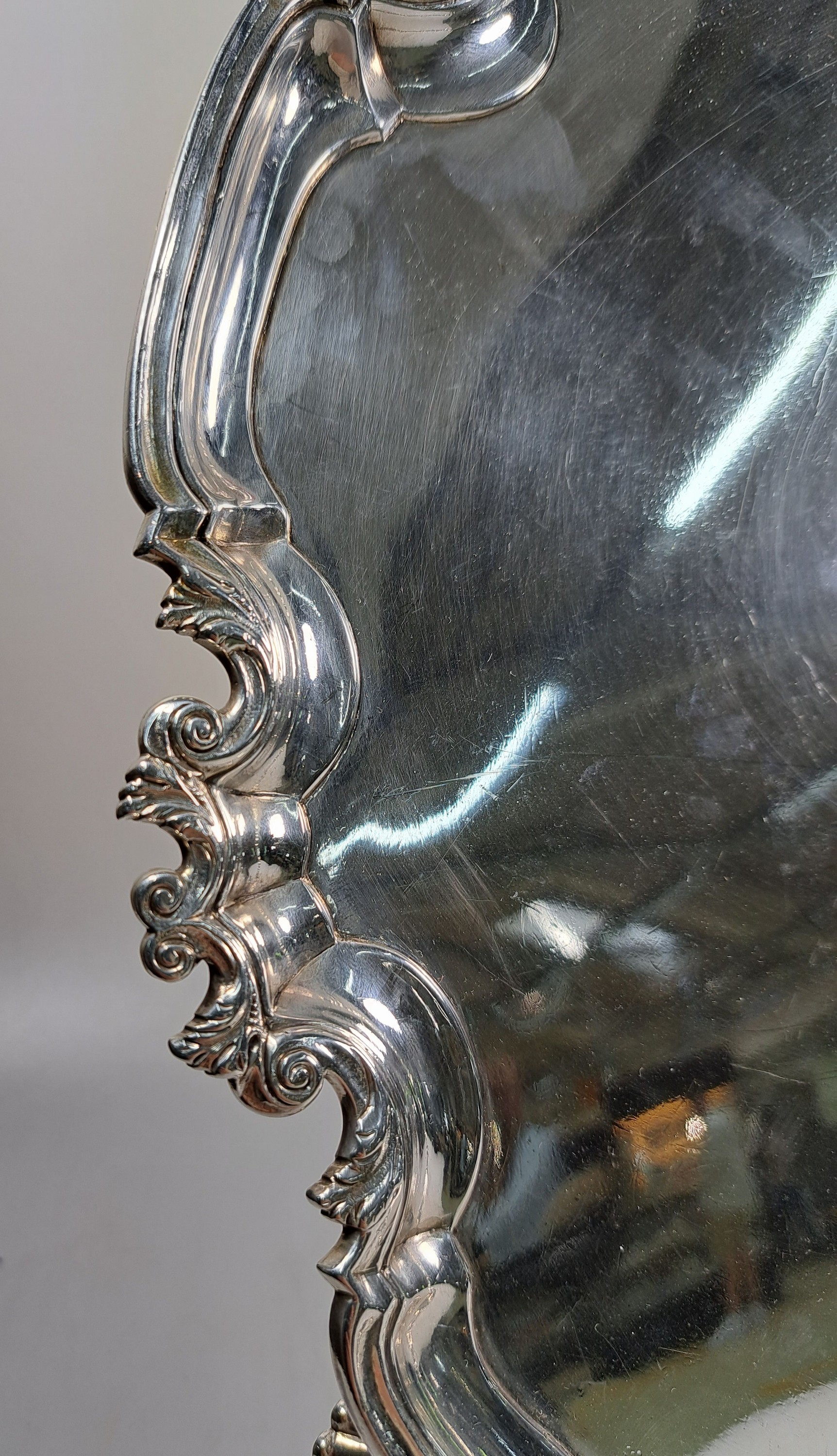 Detail g: Rundes Tablett auf vier Füssen, Newcastle, 1758, MZ Isaac Cookson, Sterlingsilber, reich verzierter und geschwungener Rand, auf vier Muschelfüssen ...