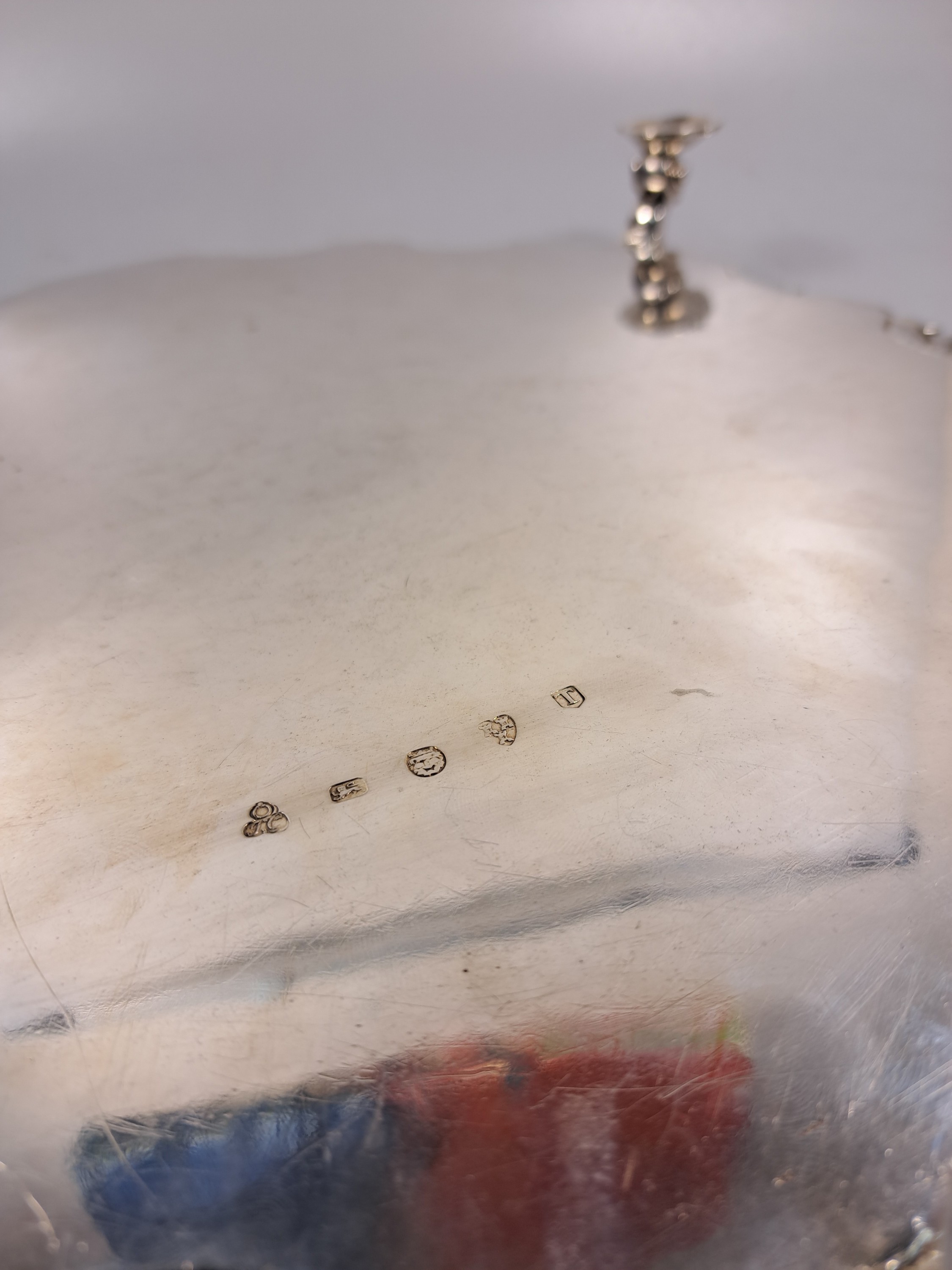 Detail k: Rundes Tablett auf vier Füssen, Newcastle, 1758, MZ Isaac Cookson, Sterlingsilber, reich verzierter und geschwungener Rand, auf vier Muschelfüssen ...